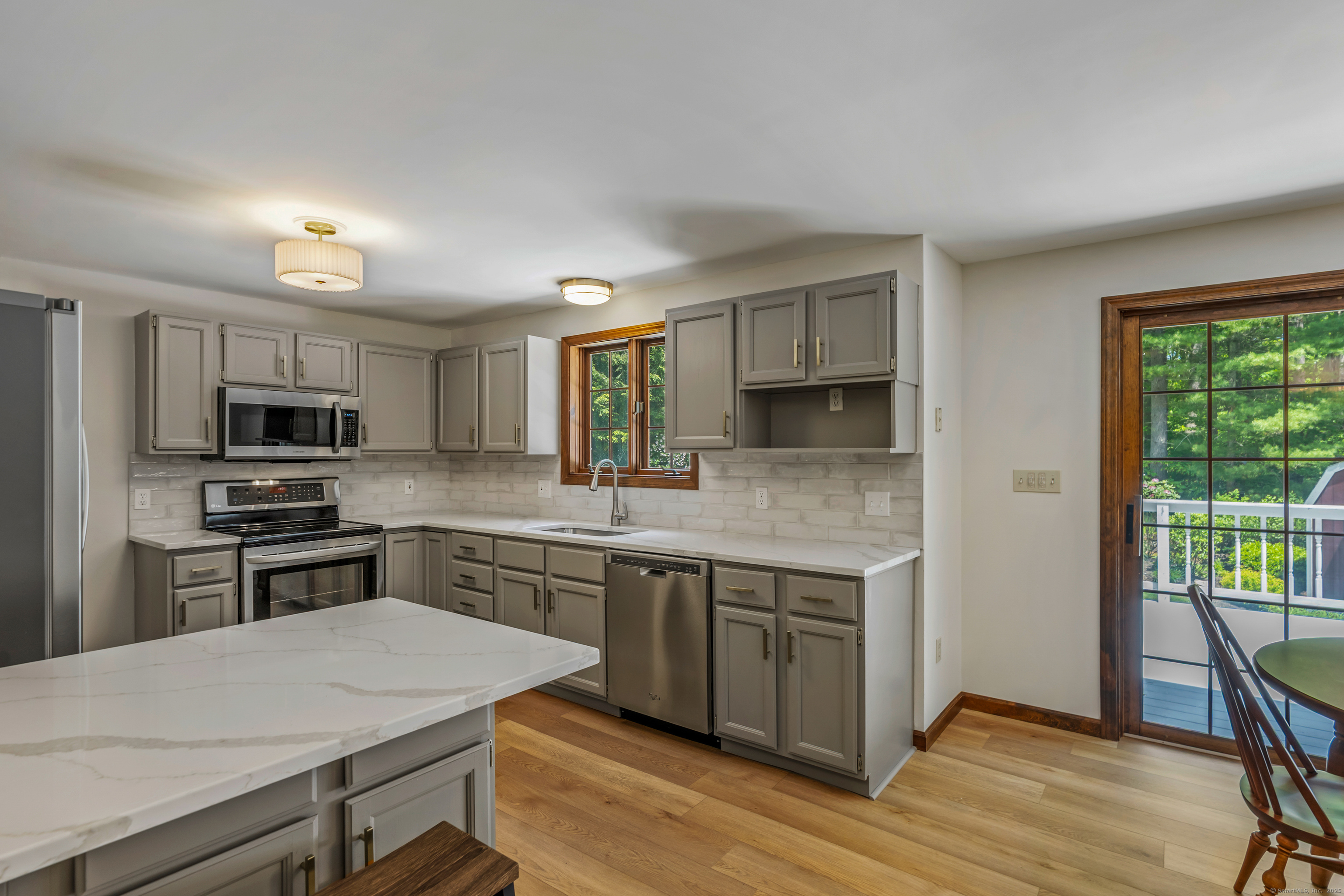 Tolland, Connecticut 06084, United States, 3 Bedrooms Bedrooms, ,3 BathroomsBathrooms,Residential,Pending,141704