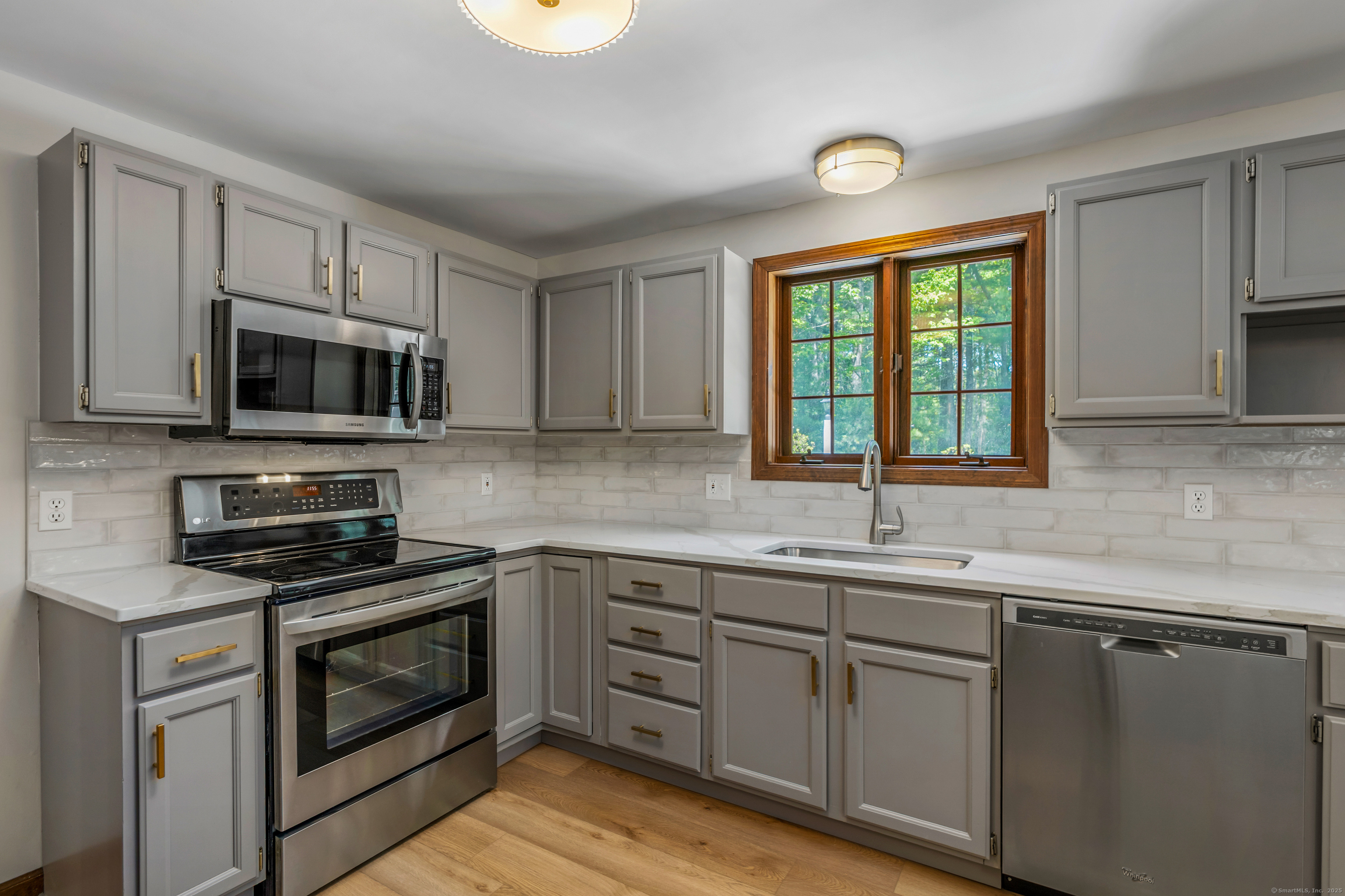 Tolland, Connecticut 06084, United States, 3 Bedrooms Bedrooms, ,3 BathroomsBathrooms,Residential,Pending,141704