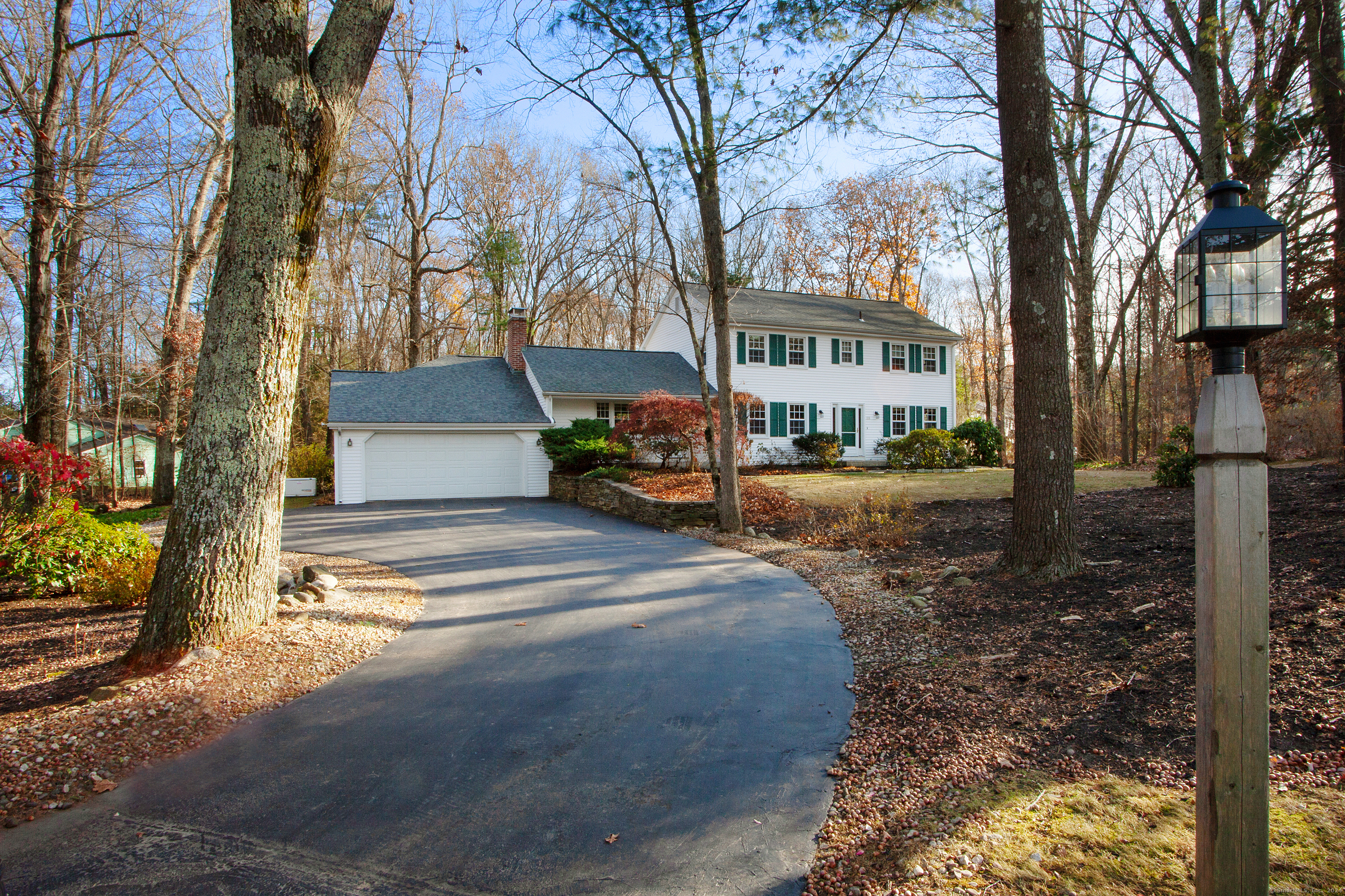 W Mountain Road, Simsbury, Connecticut - 4 Bedrooms  
3 Bathrooms  
12 Rooms - 