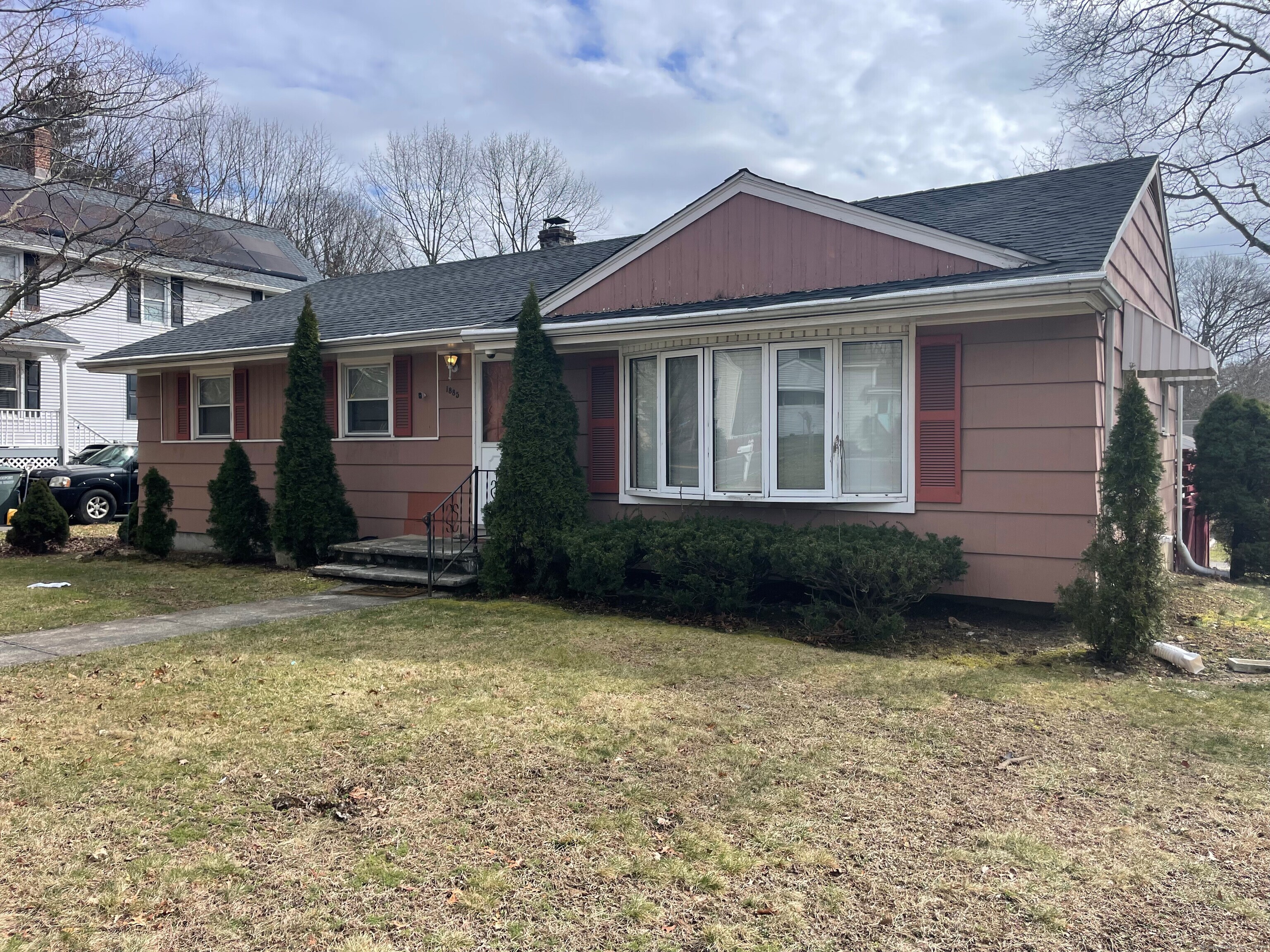 1885 Old Town Road, Bridgeport, Connecticut - 3 Bedrooms  
2 Bathrooms  
5 Rooms - 