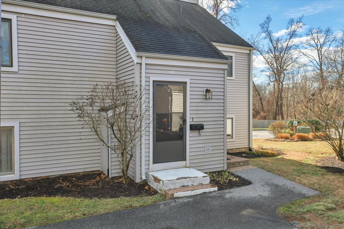 Hollister Way 146, Glastonbury, Connecticut - 2 Bedrooms  
2 Bathrooms  
4 Rooms - 