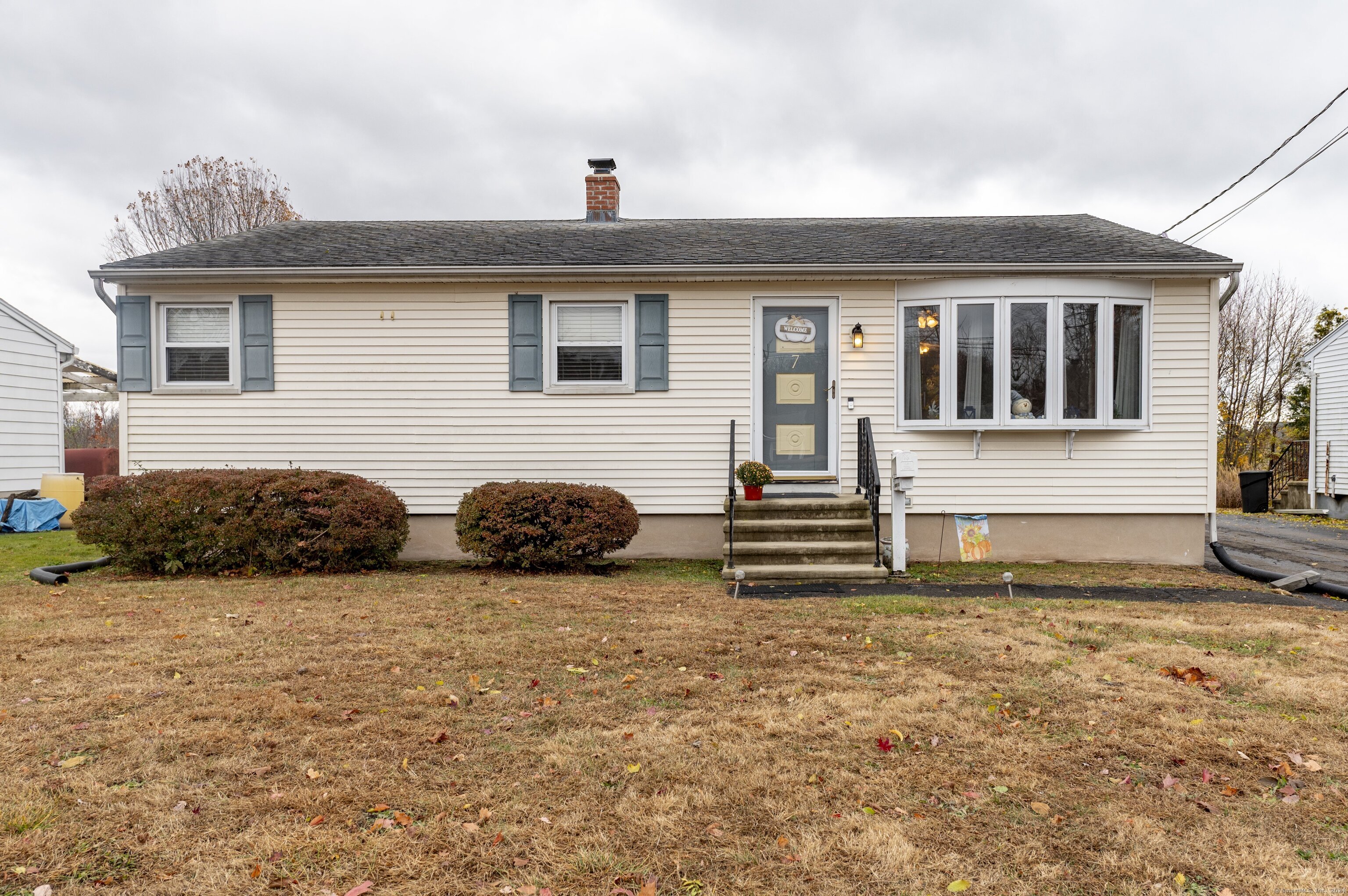 7 Hughes Street Extension, East Haven, Connecticut - 3 Bedrooms  
2 Bathrooms  
5 Rooms - 