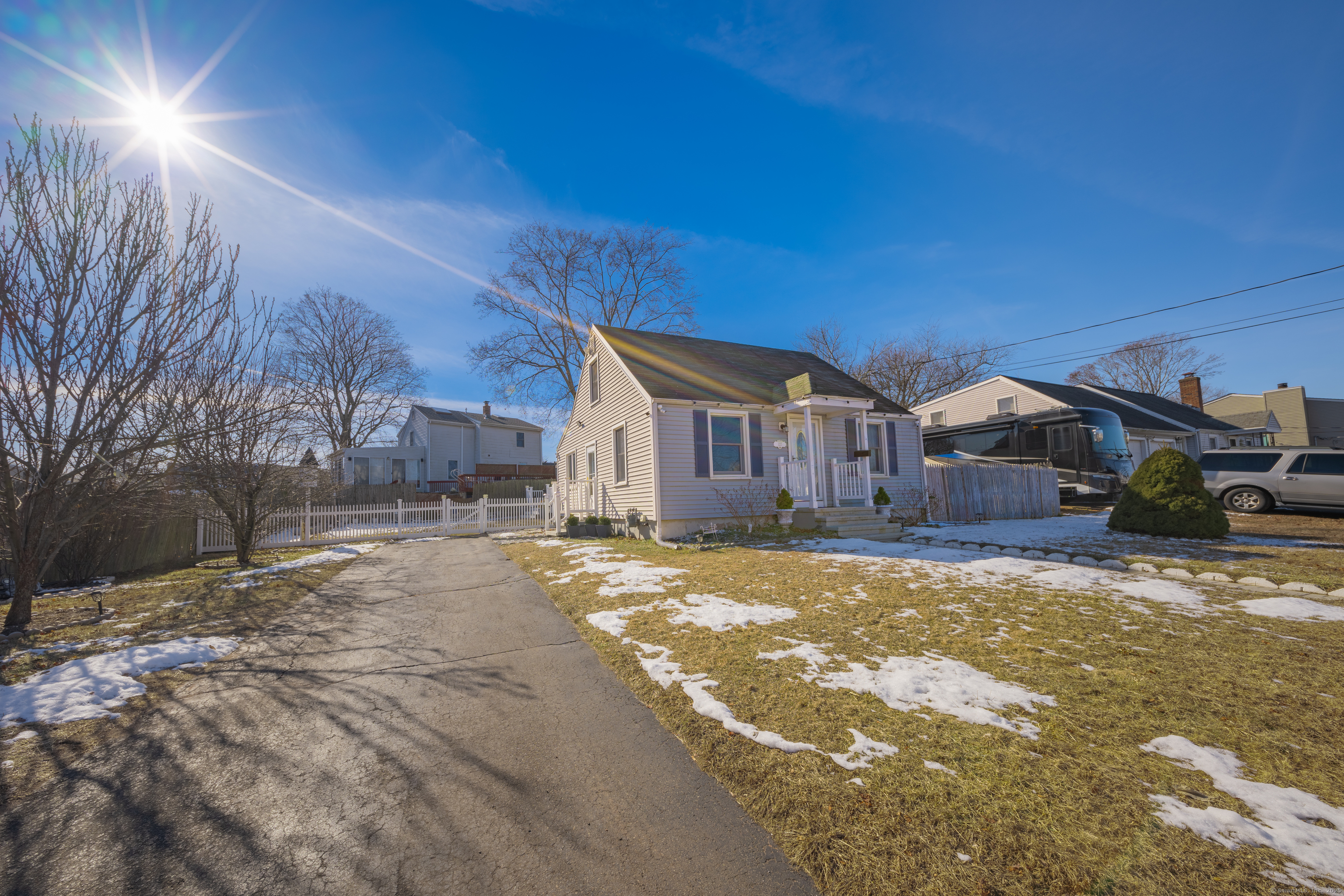 Vista Drive, East Haven, Connecticut - 2 Bedrooms  
1 Bathrooms  
6 Rooms - 