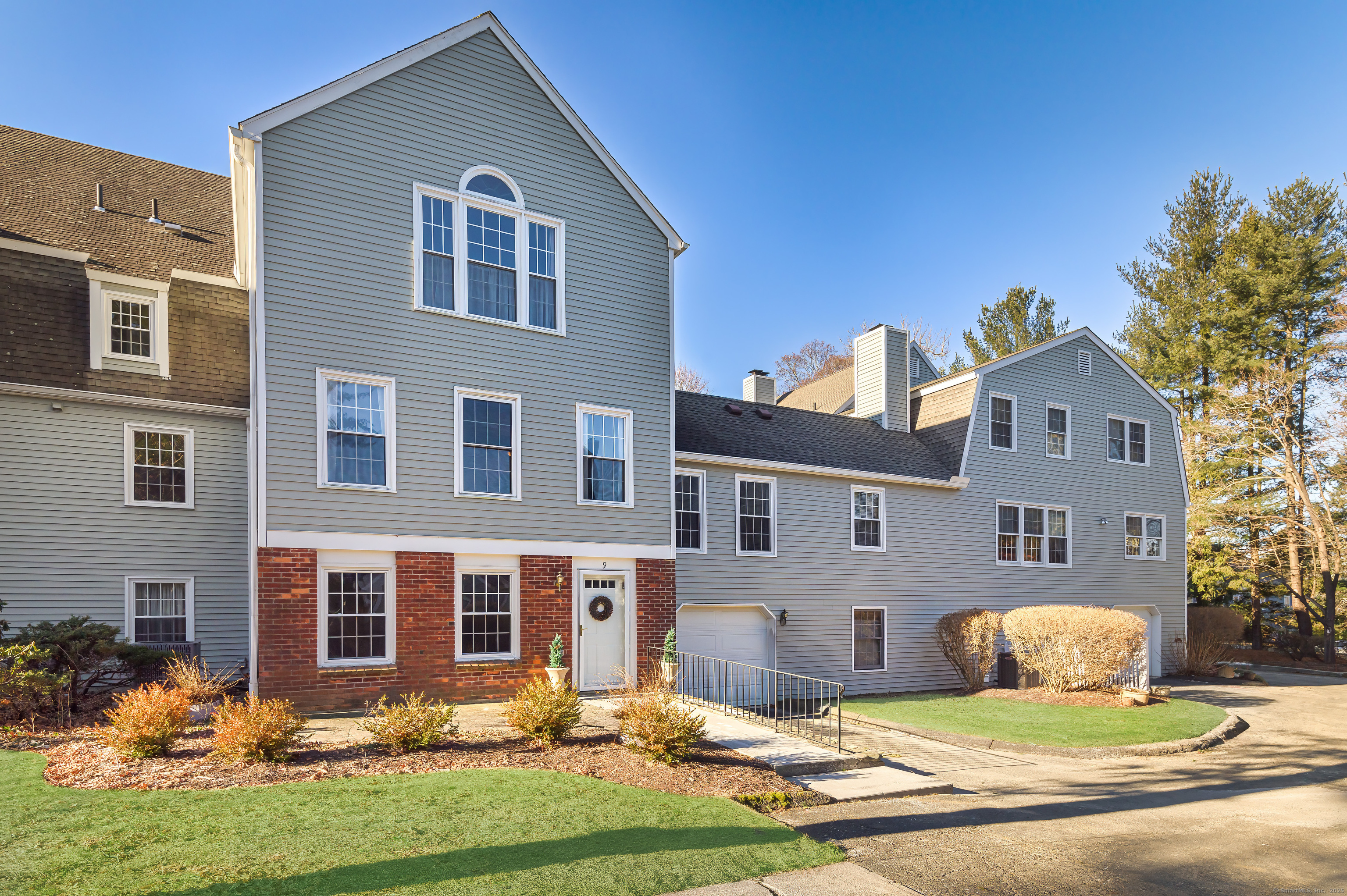 Prospect Ridge Apt 9, Ridgefield, Connecticut - 2 Bedrooms  
3 Bathrooms  
6 Rooms - 