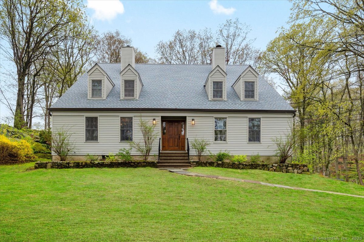 Long Ridge Road, Stamford, Connecticut - 4 Bedrooms  
3 Bathrooms  
9 Rooms - 