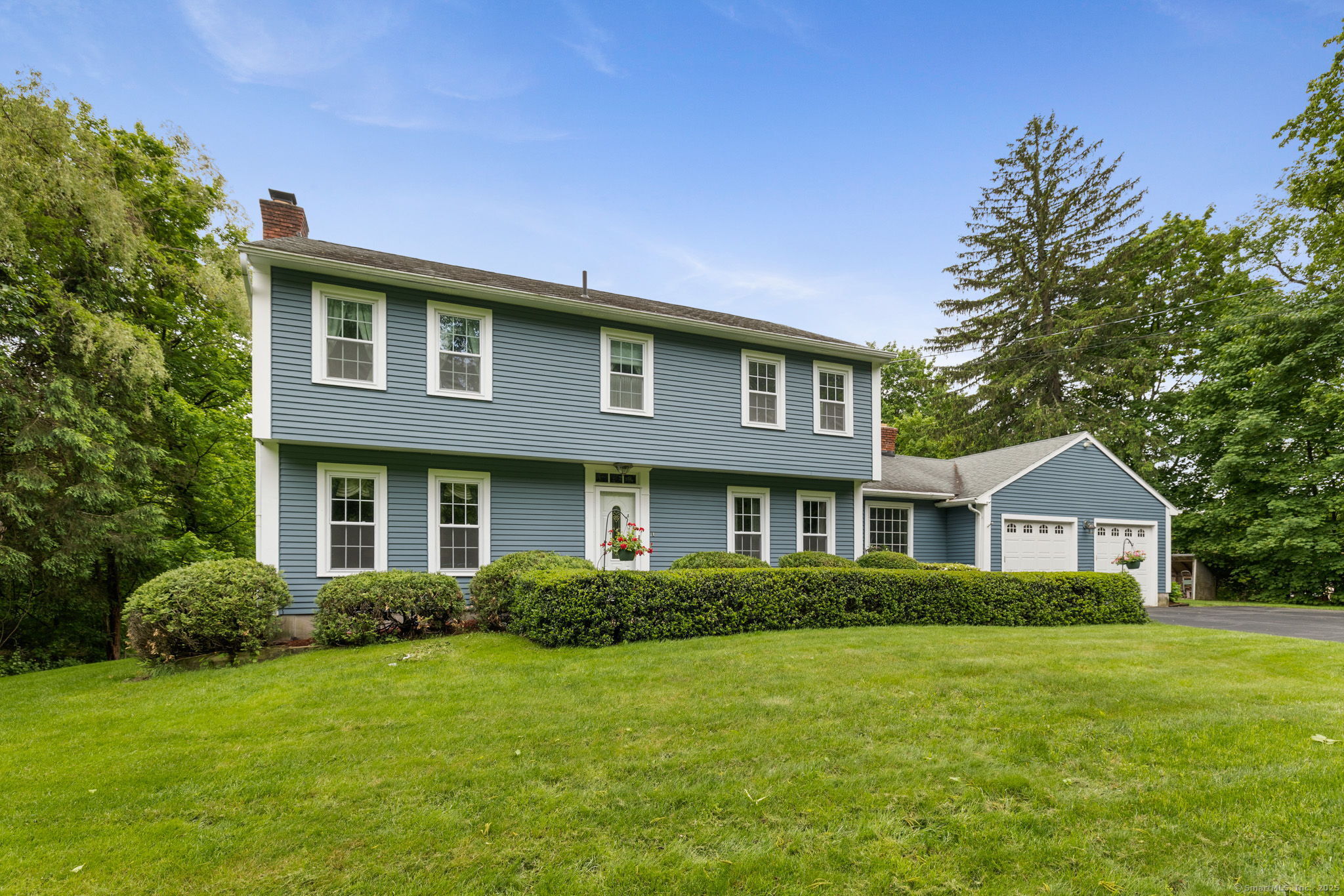 Munn Road, Southbury, Connecticut - 4 Bedrooms  
3 Bathrooms  
9 Rooms - 