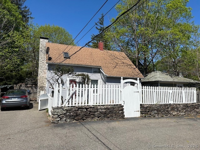Chestnut Street, Windham, Connecticut - 2 Bedrooms  
1 Bathrooms  
5 Rooms - 
