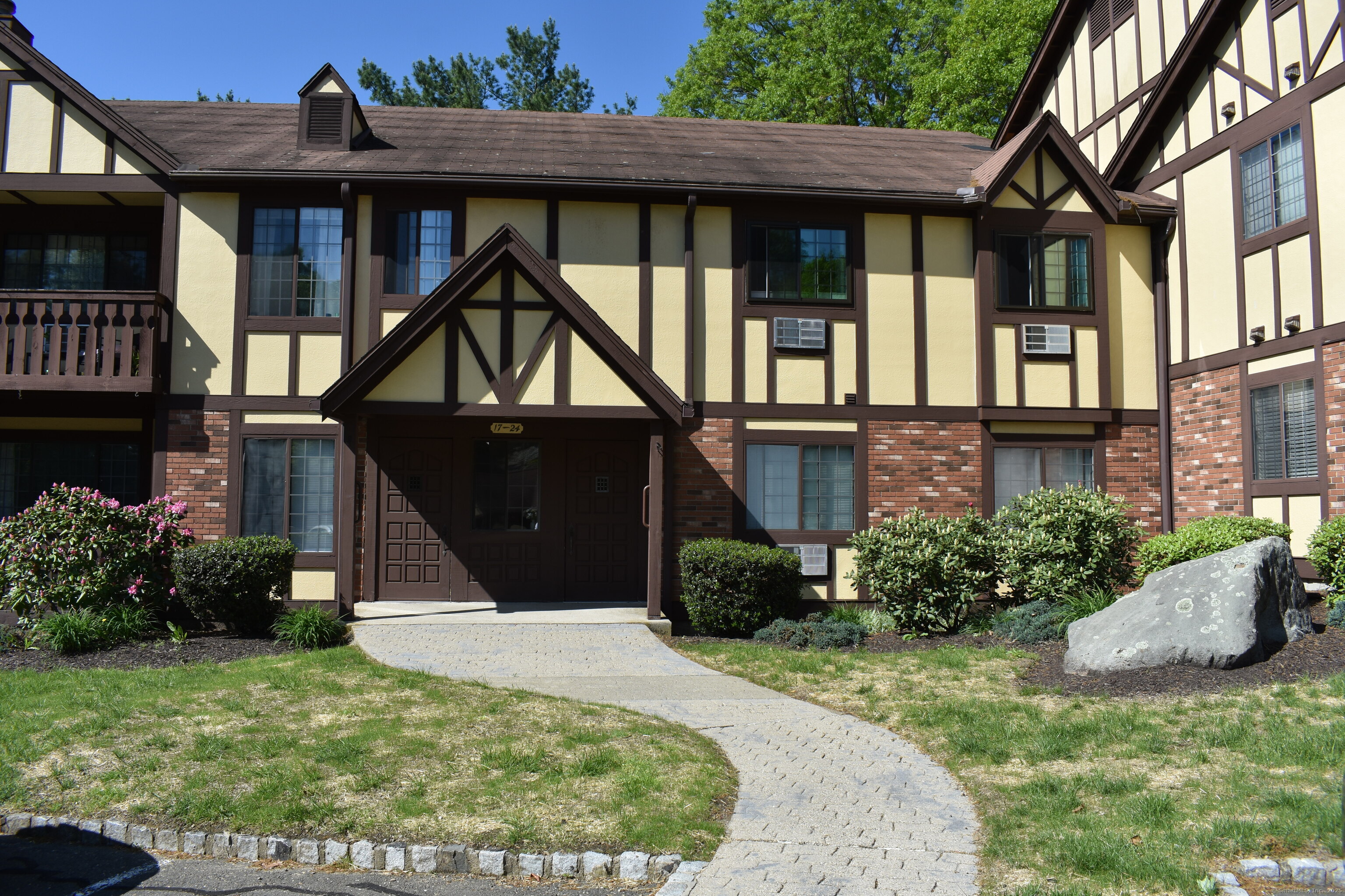 Rental Property at Teresa Place 24, Bridgeport, Connecticut - Bedrooms: 1 
Bathrooms: 1 
Rooms: 4  - $2,300 MO.
