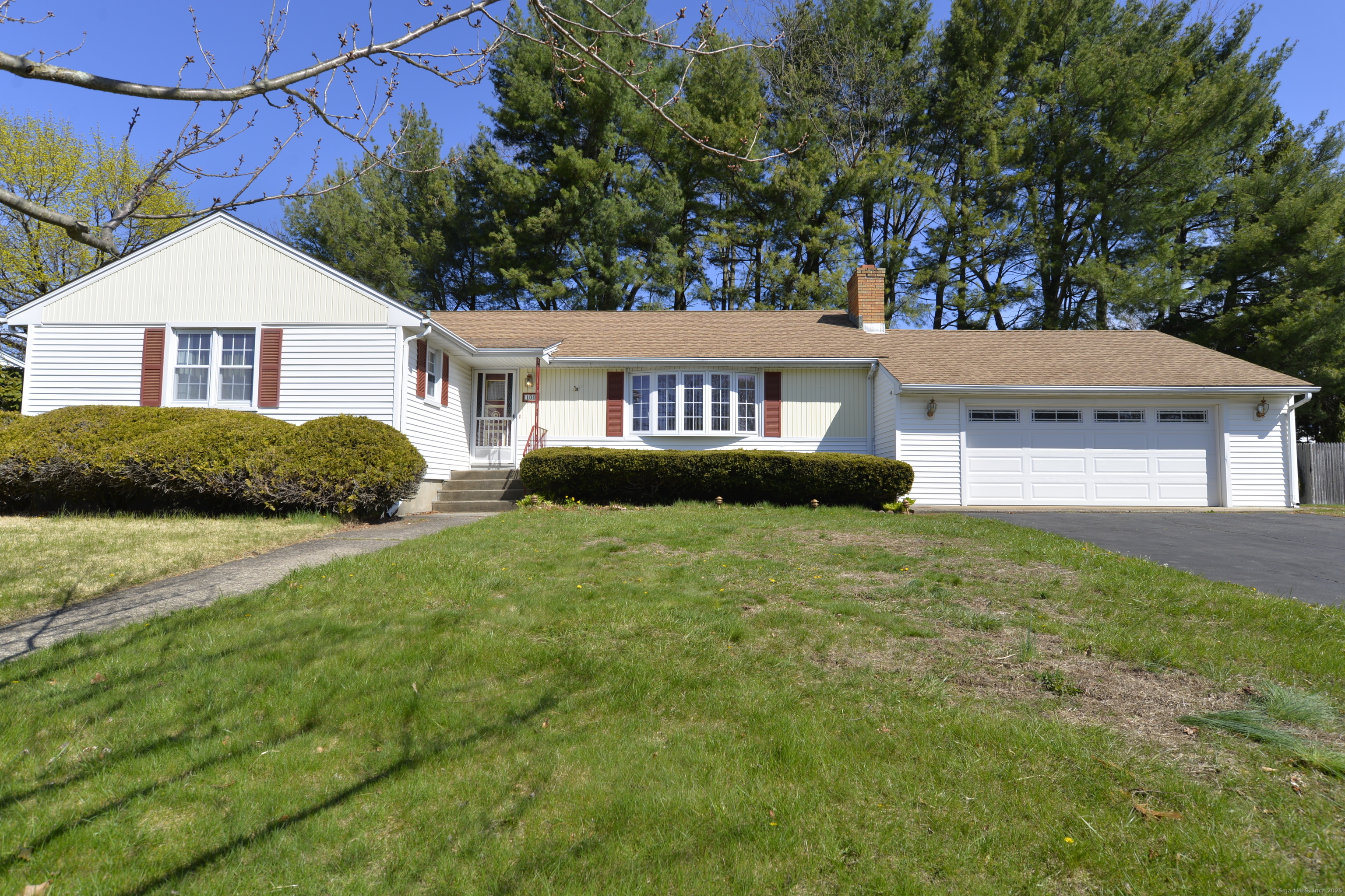 Goldbach Drive, Stratford, Connecticut - 3 Bedrooms  
2 Bathrooms  
6 Rooms - 