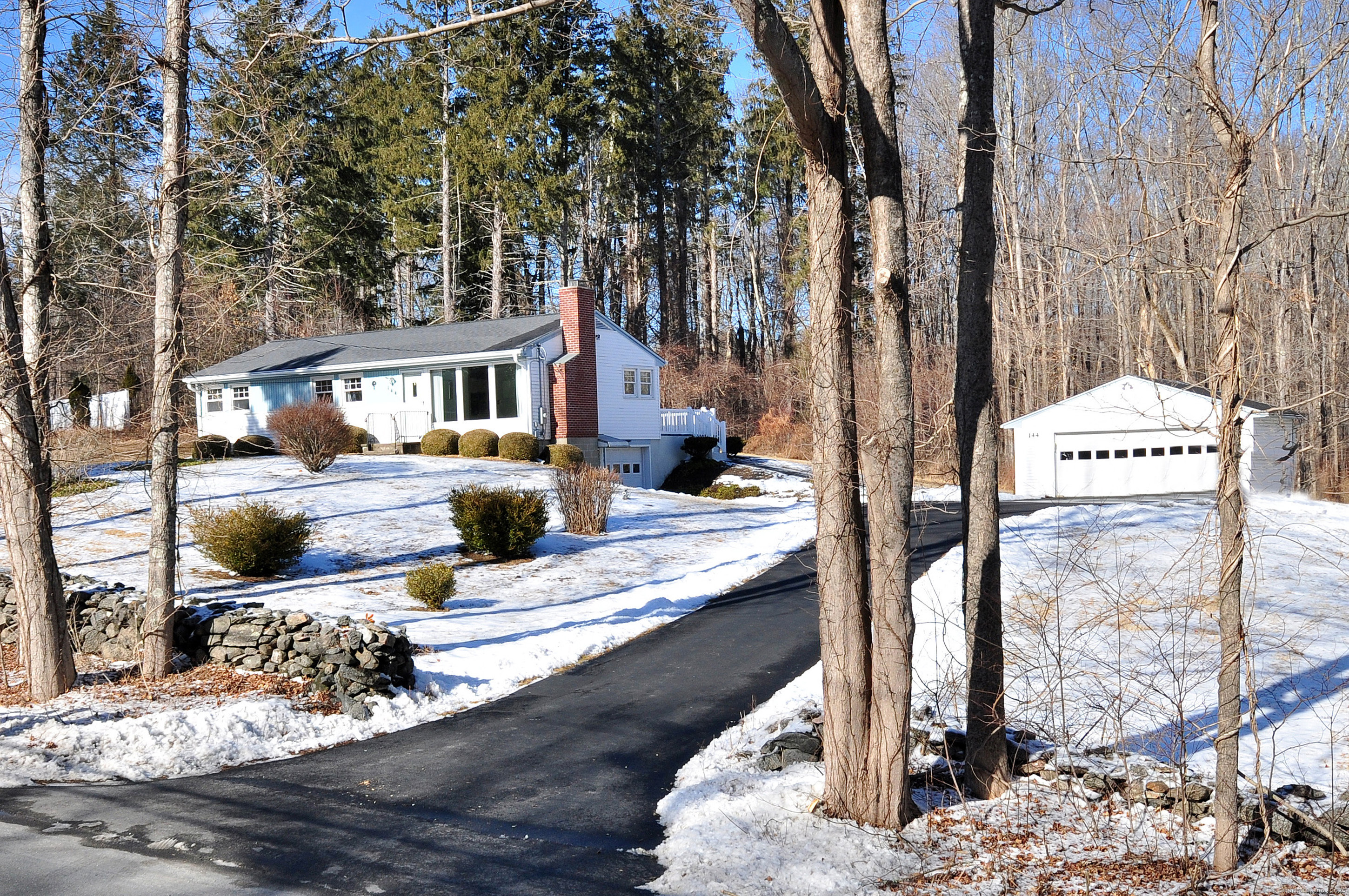 Currituck Road, Newtown, Connecticut - 3 Bedrooms  
1 Bathrooms  
5 Rooms - 