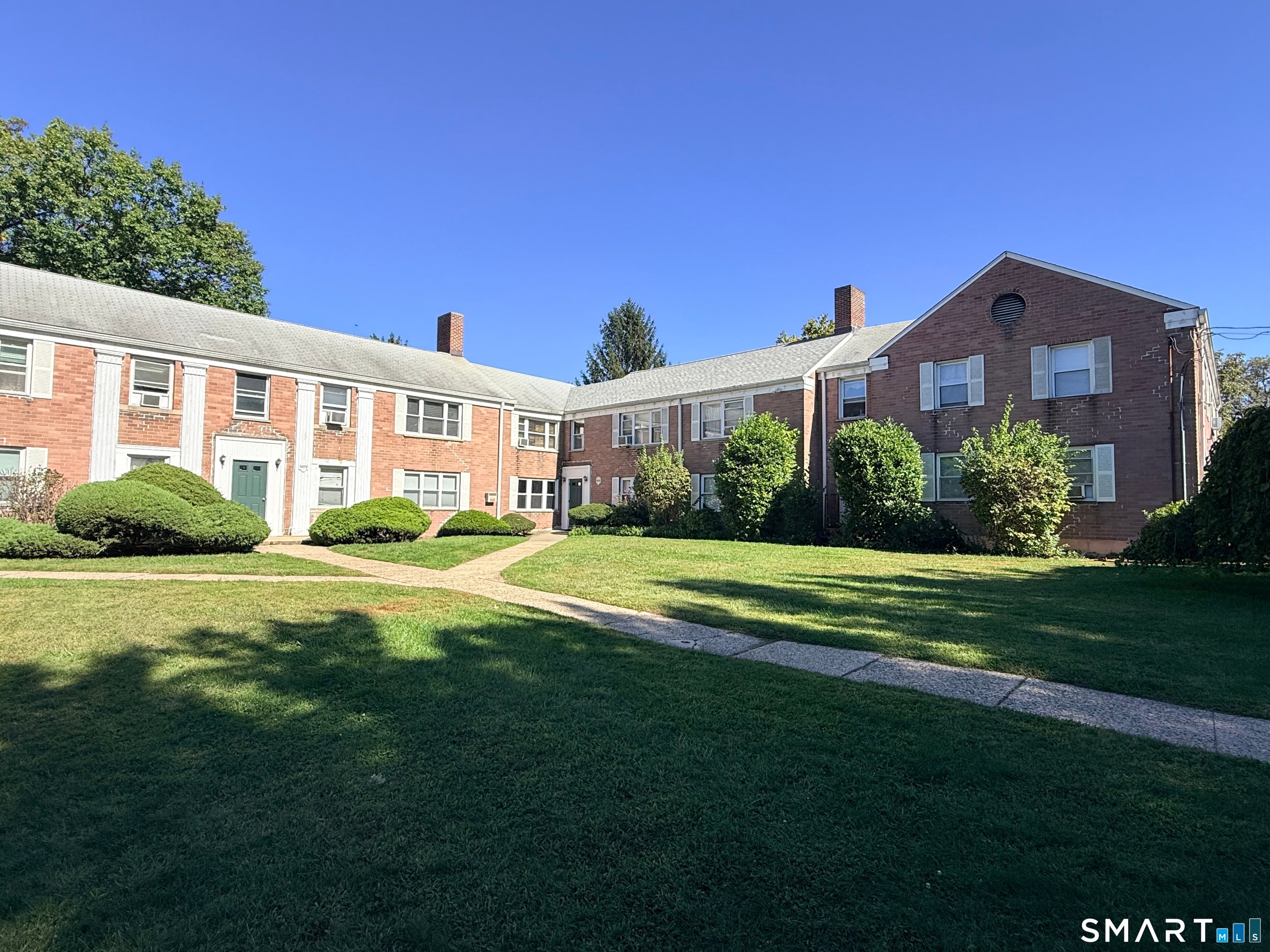 1076 East Main Street 1