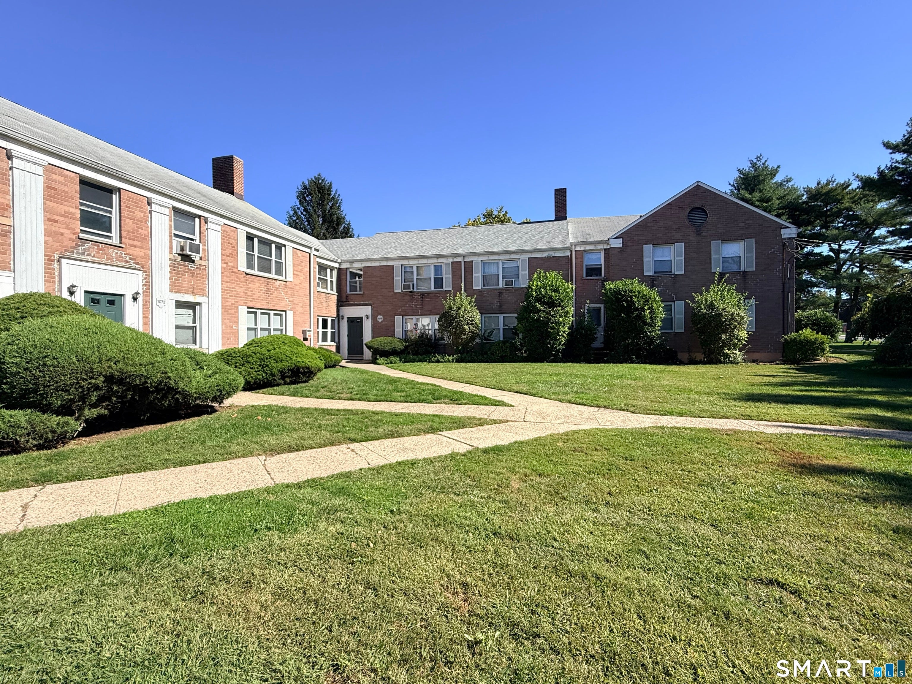 1076 East Main Street 1