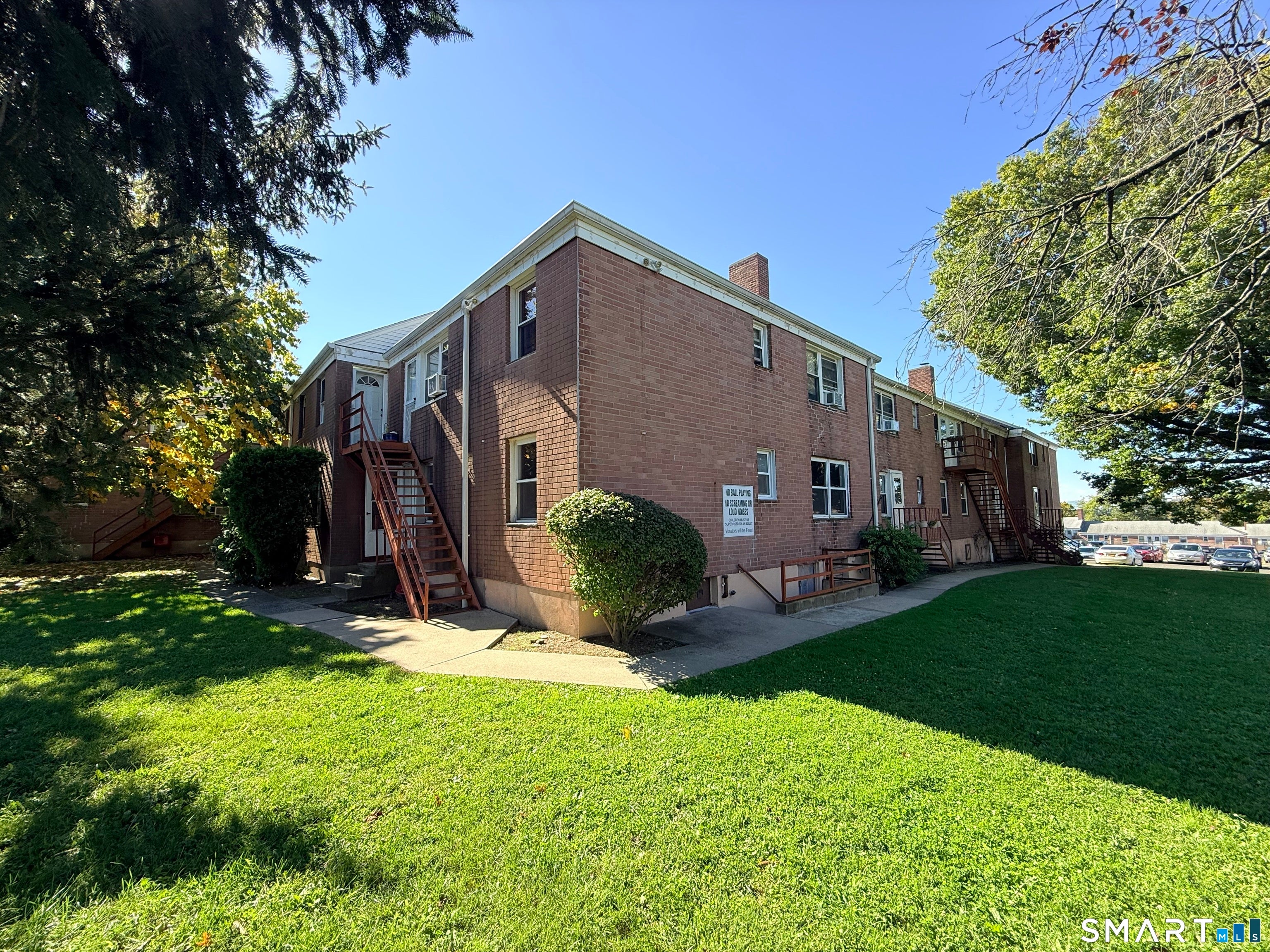 1076 East Main Street 1
