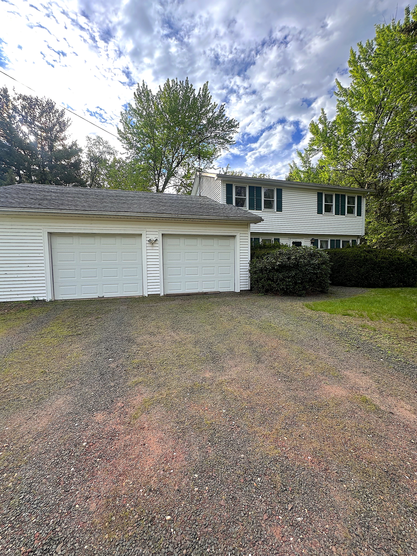 Field Drive, Ellington, Connecticut - 4 Bedrooms  
2 Bathrooms  
7 Rooms - 