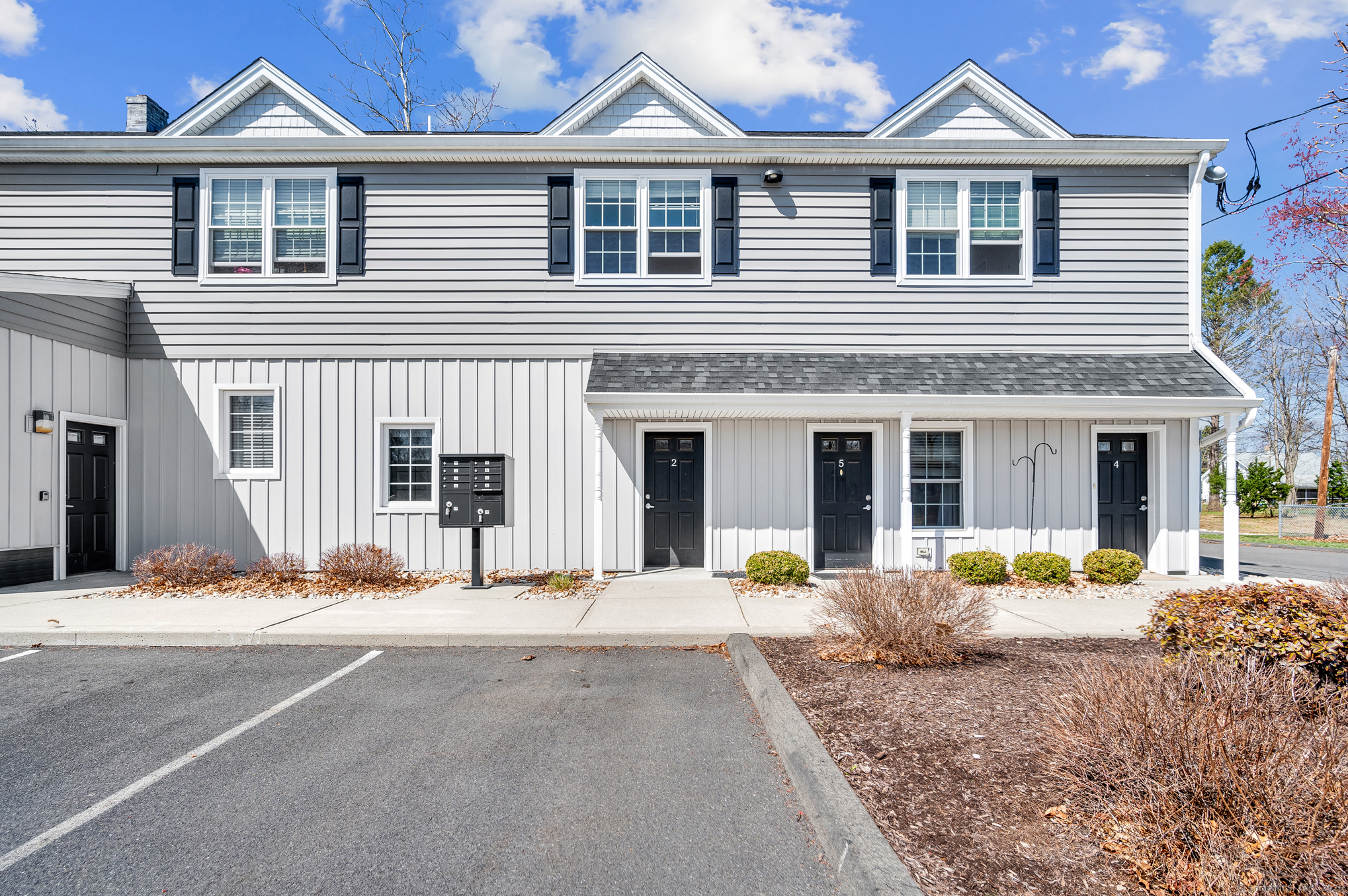 Laurel Court 2, Plainville, Connecticut - 1 Bedrooms  
1 Bathrooms  
3 Rooms - 