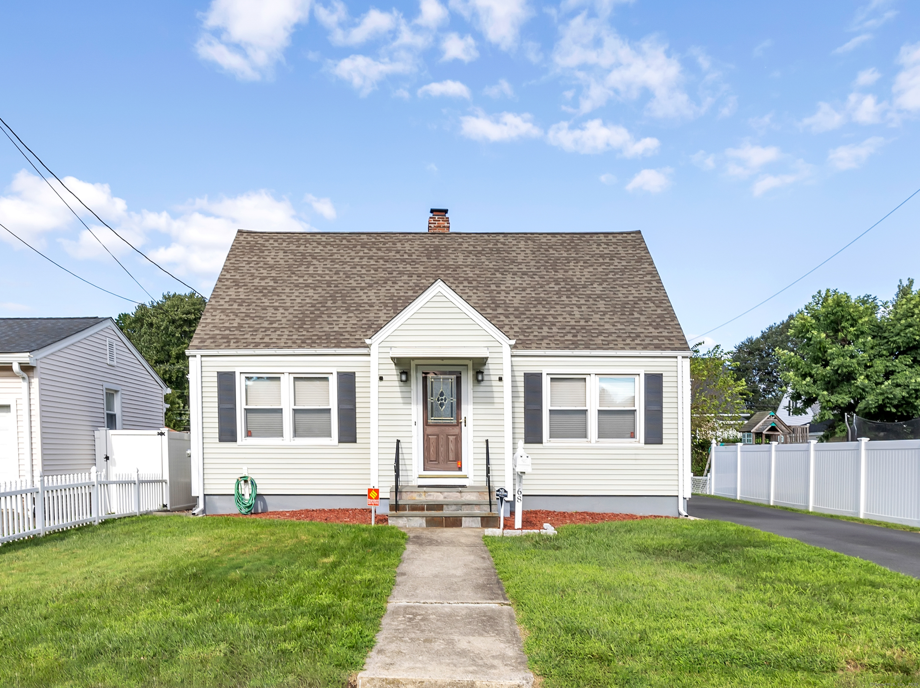 Jesse Avenue, Stratford, Connecticut - 3 Bedrooms  
2 Bathrooms  
6 Rooms - 