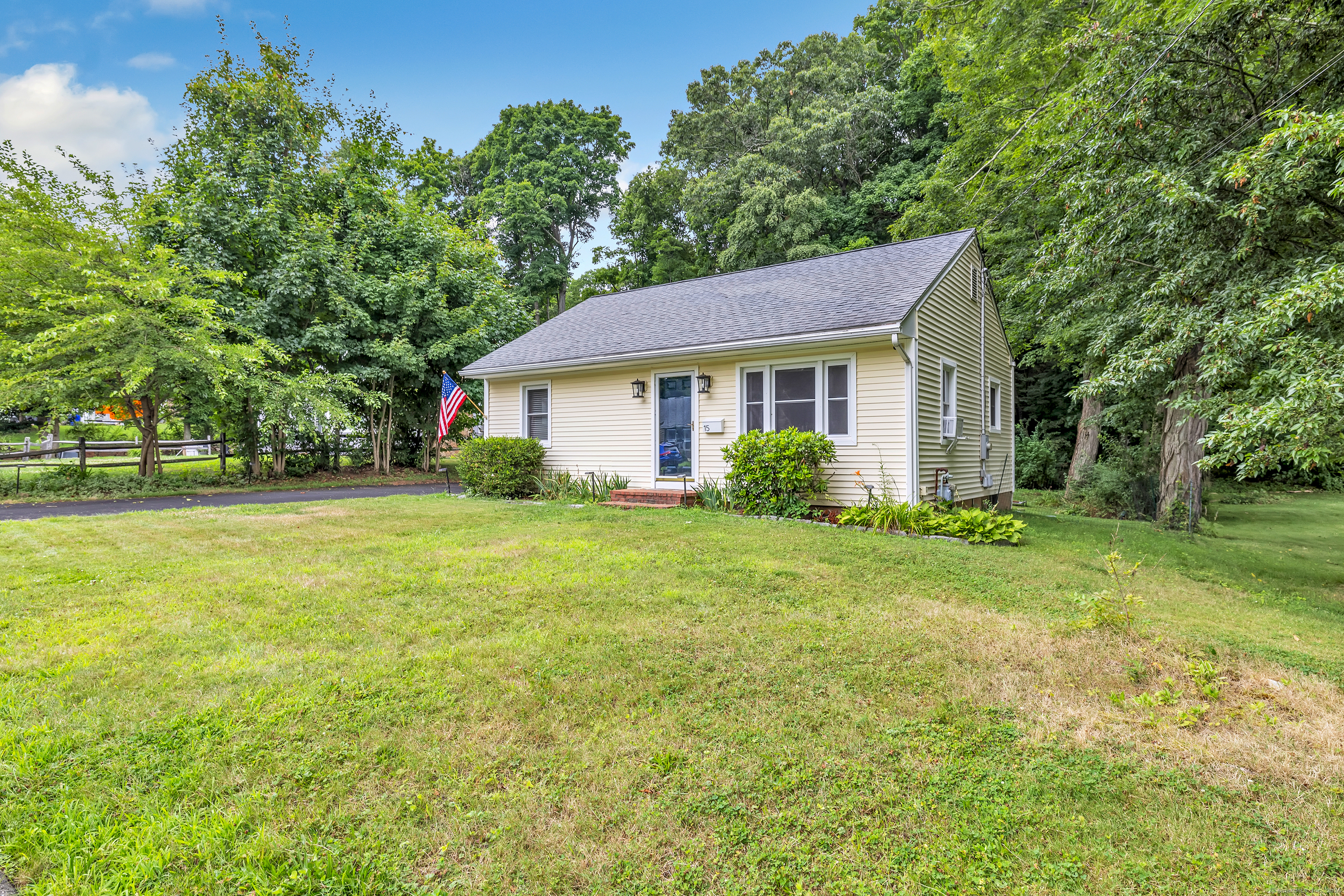 15 Beach Place, Branford, Connecticut - 2 Bedrooms  
1 Bathrooms  
4 Rooms - 