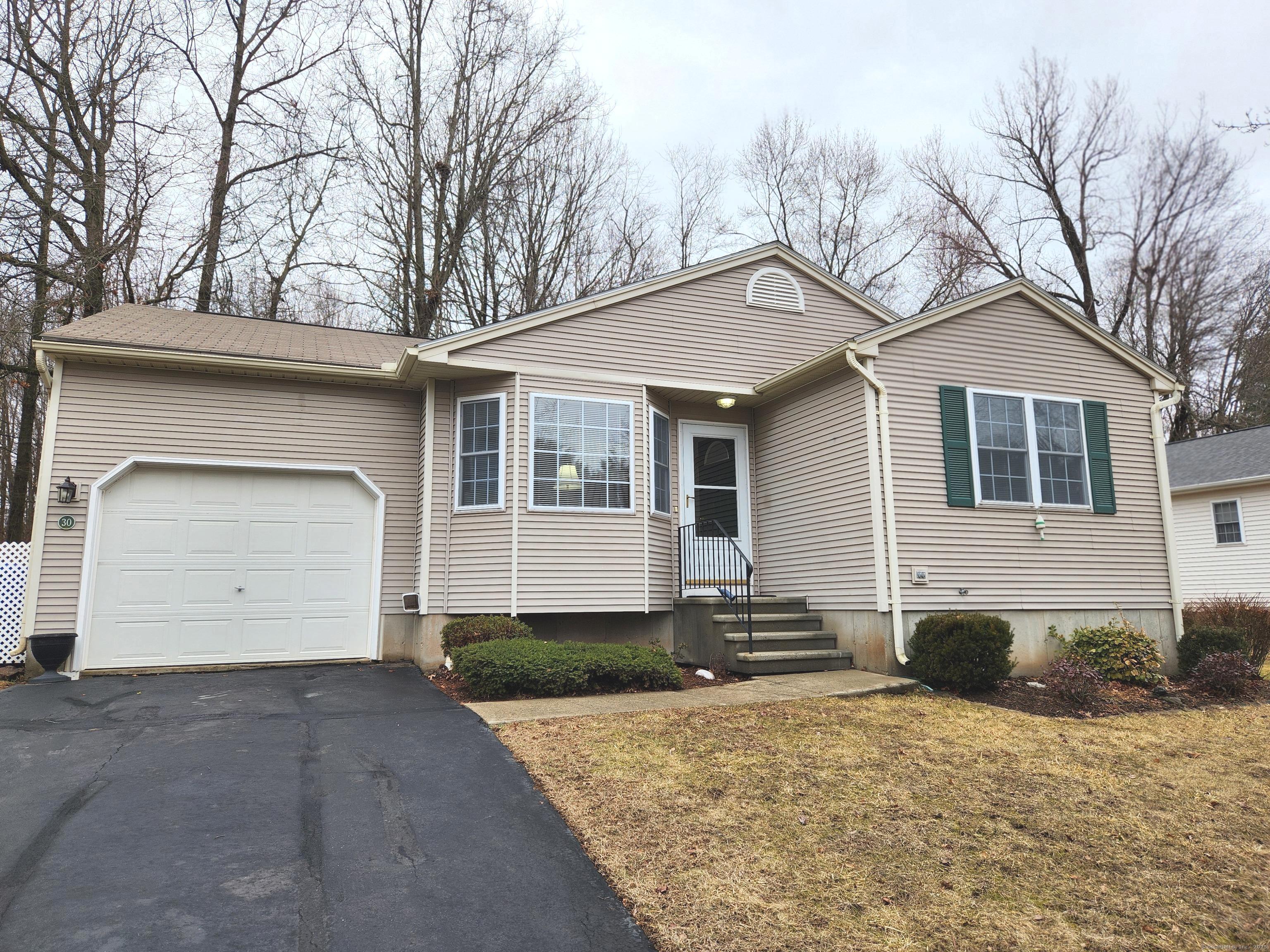 Pheasant Hill Drive 30, Enfield, Connecticut - 2 Bedrooms  
2 Bathrooms  
4 Rooms - 