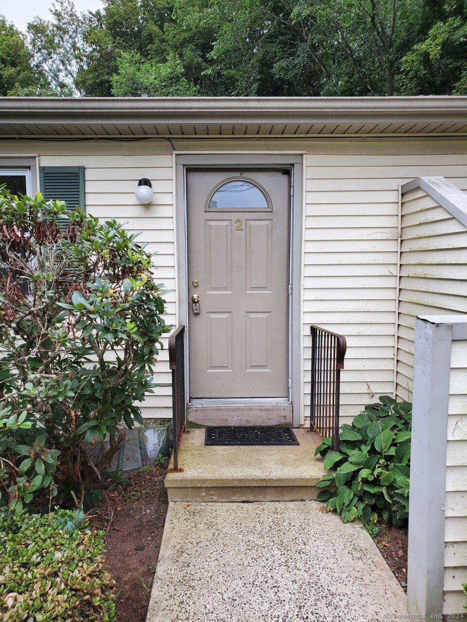 Rental Property at 19 Stony Hill Road 2, Cheshire, Connecticut - Bedrooms: 1 
Bathrooms: 1 
Rooms: 3  - $1,200 MO.