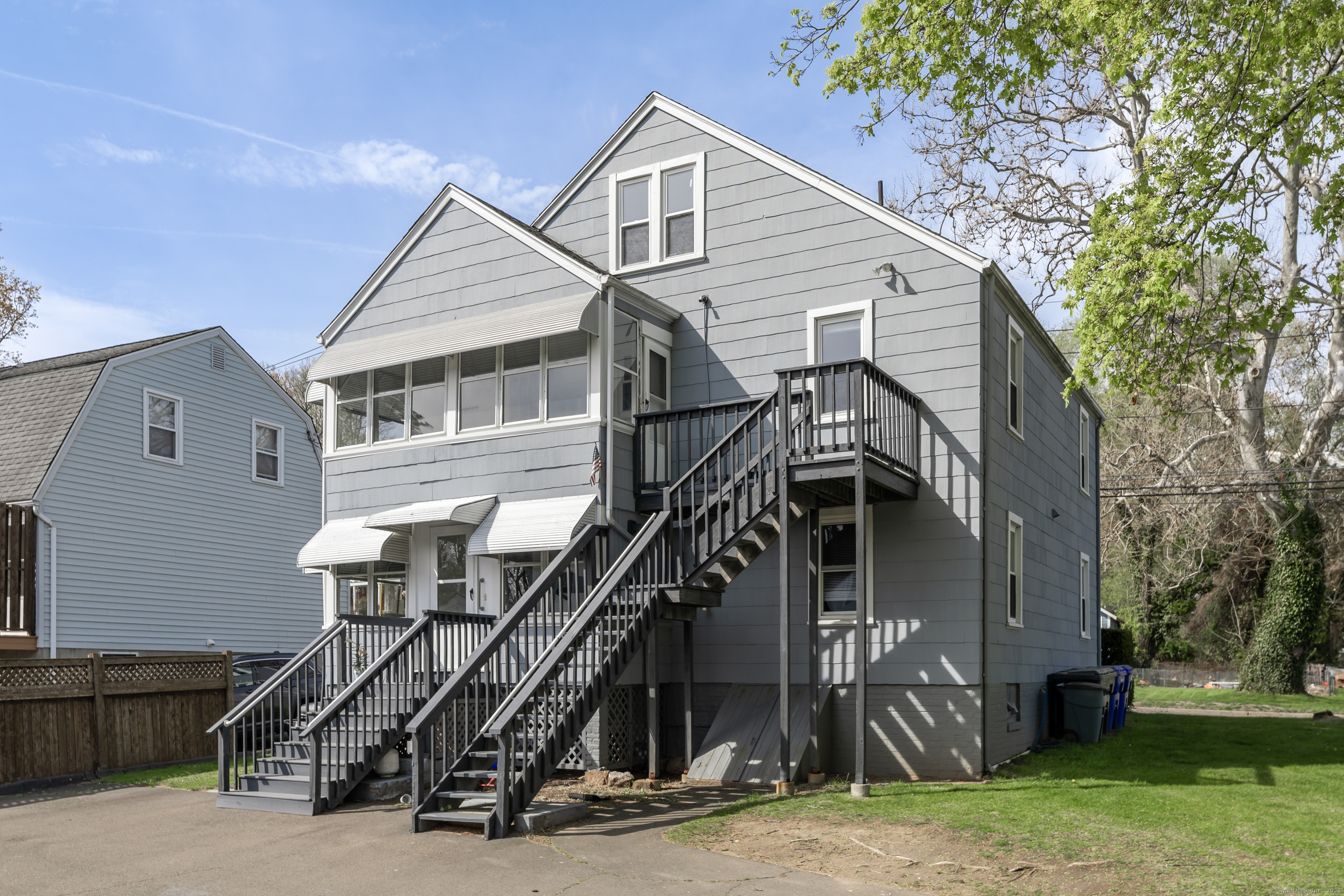 Ivy Street, Branford, Connecticut - 2 Bedrooms  
1 Bathrooms  
5 Rooms - 