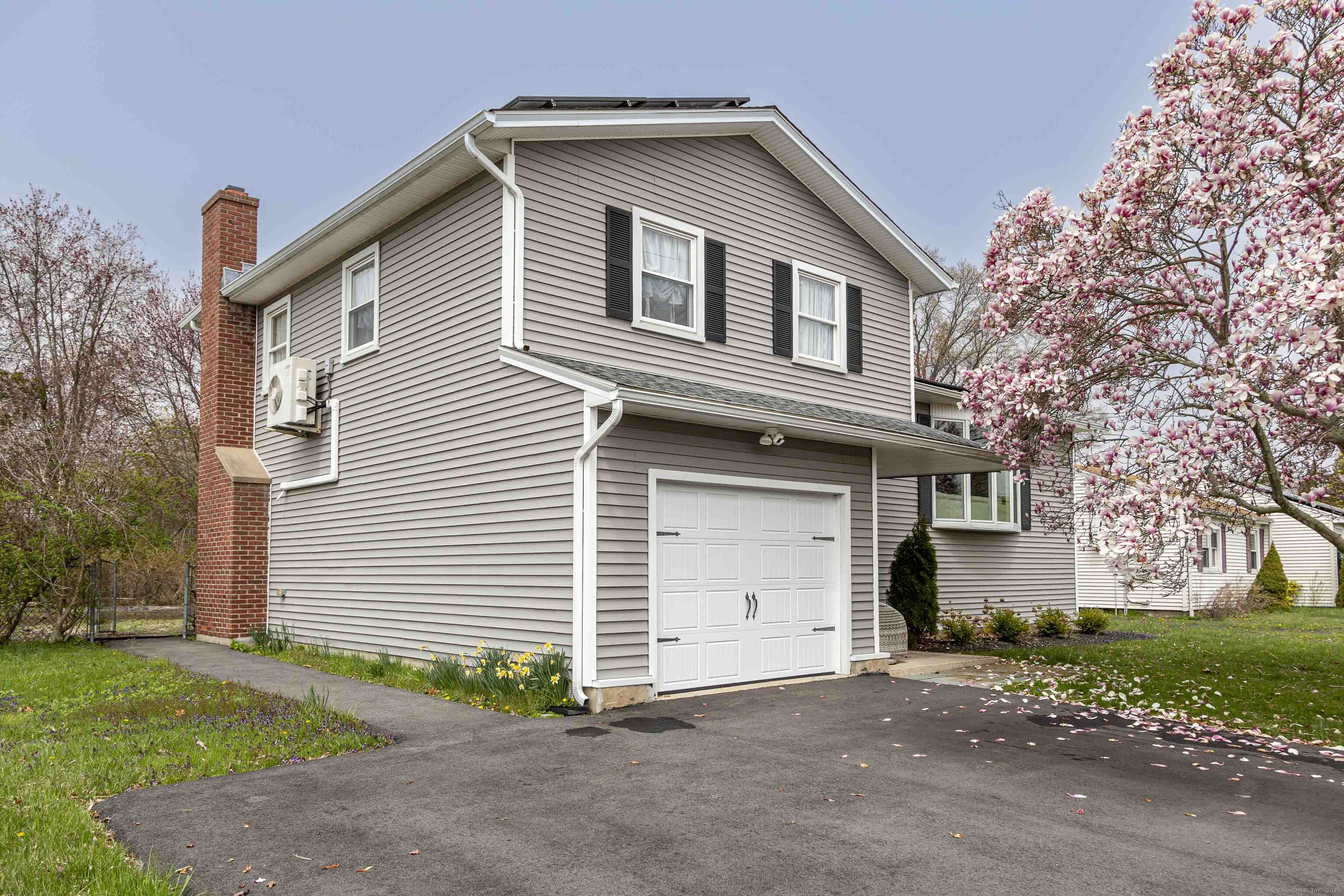 South Street, East Haven, Connecticut - 3 Bedrooms  
2 Bathrooms  
7 Rooms - 
