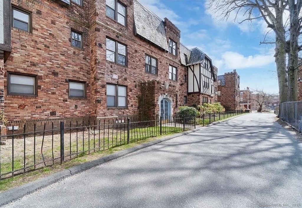 Photo of 16 Townley Street #E3, Hartford, CT 06154 (MLS # 24132546)