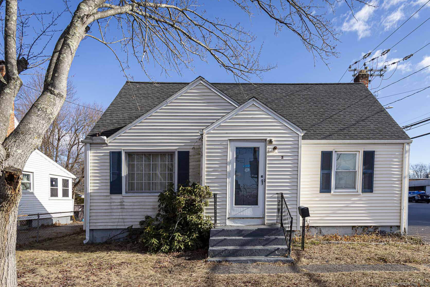 Laurel Street, East Hartford, Connecticut - 3 Bedrooms  
2 Bathrooms  
6 Rooms - 