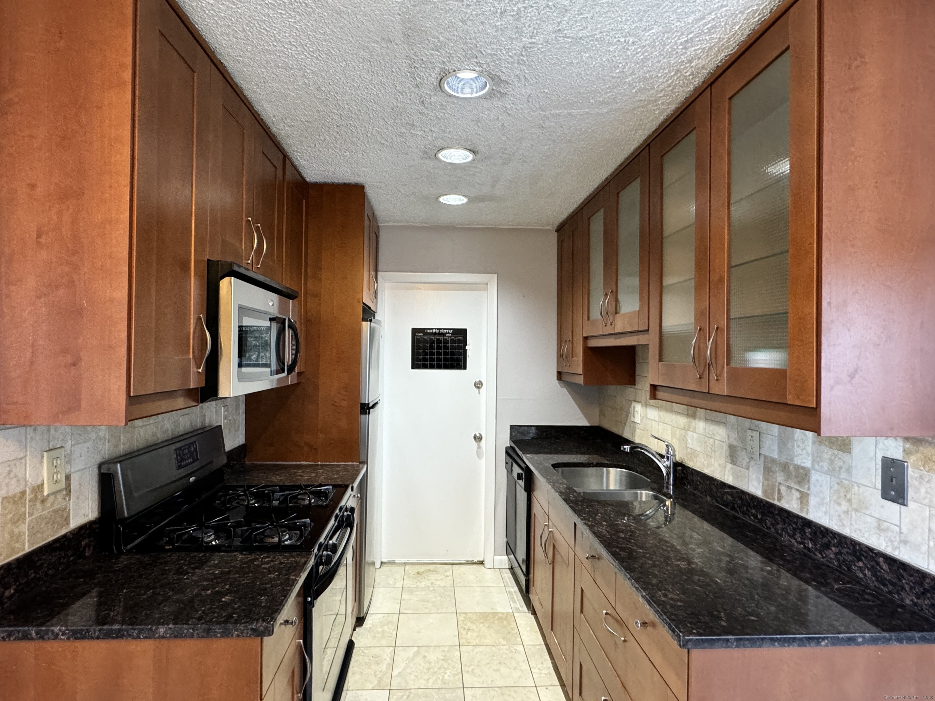 Plainfield Avenue 34, West Haven, Connecticut - 2 Bedrooms  
1 Bathrooms  
4 Rooms - 