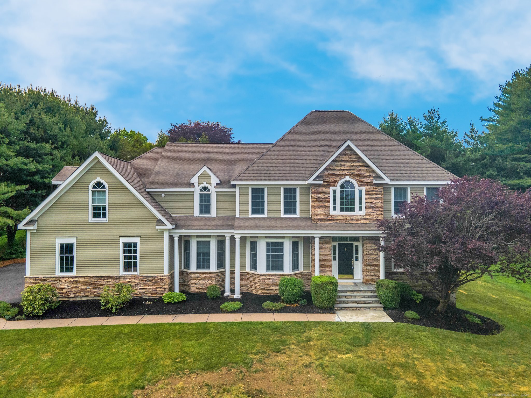 1591 Diamond Lake Road, Glastonbury, Connecticut - 5 Bedrooms  
4 Bathrooms  
10 Rooms - 