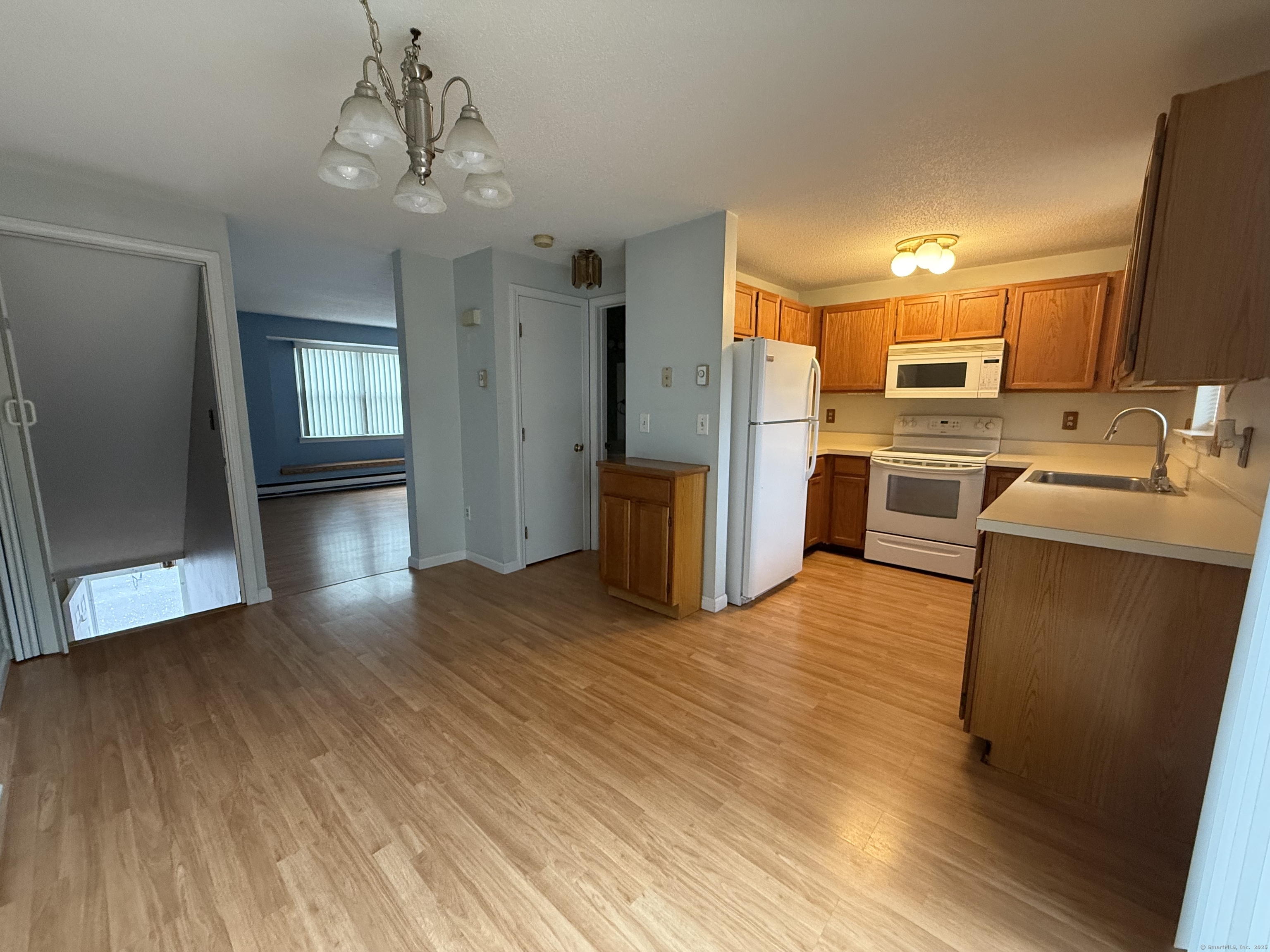 Atwood Street Apt 9, Plainville, Connecticut - 2 Bedrooms  
2 Bathrooms  
4 Rooms - 