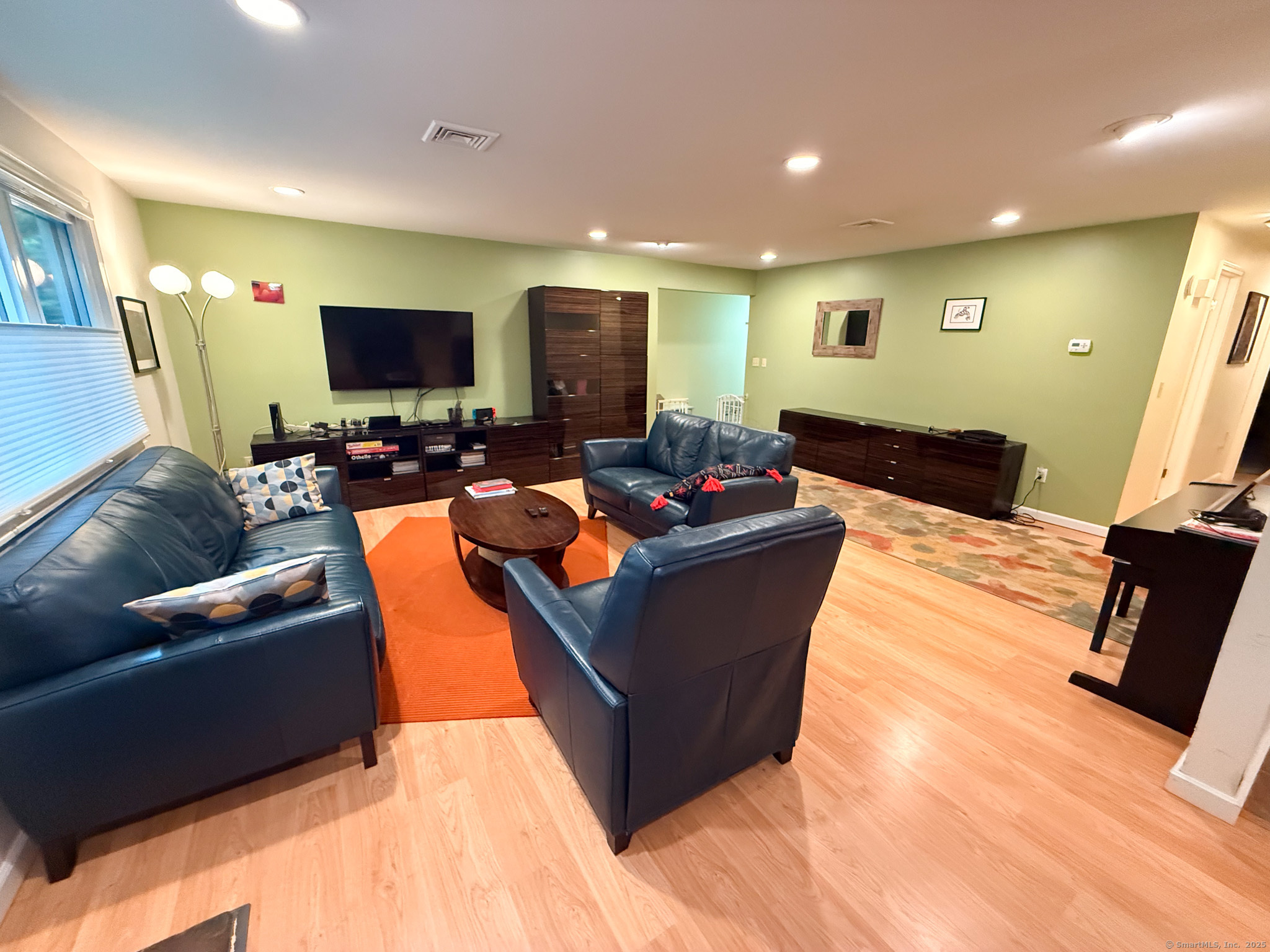 Farmington, Connecticut 06032, United States, 3 Bedrooms Bedrooms, ,2 BathroomsBathrooms,Residential,Active,193005