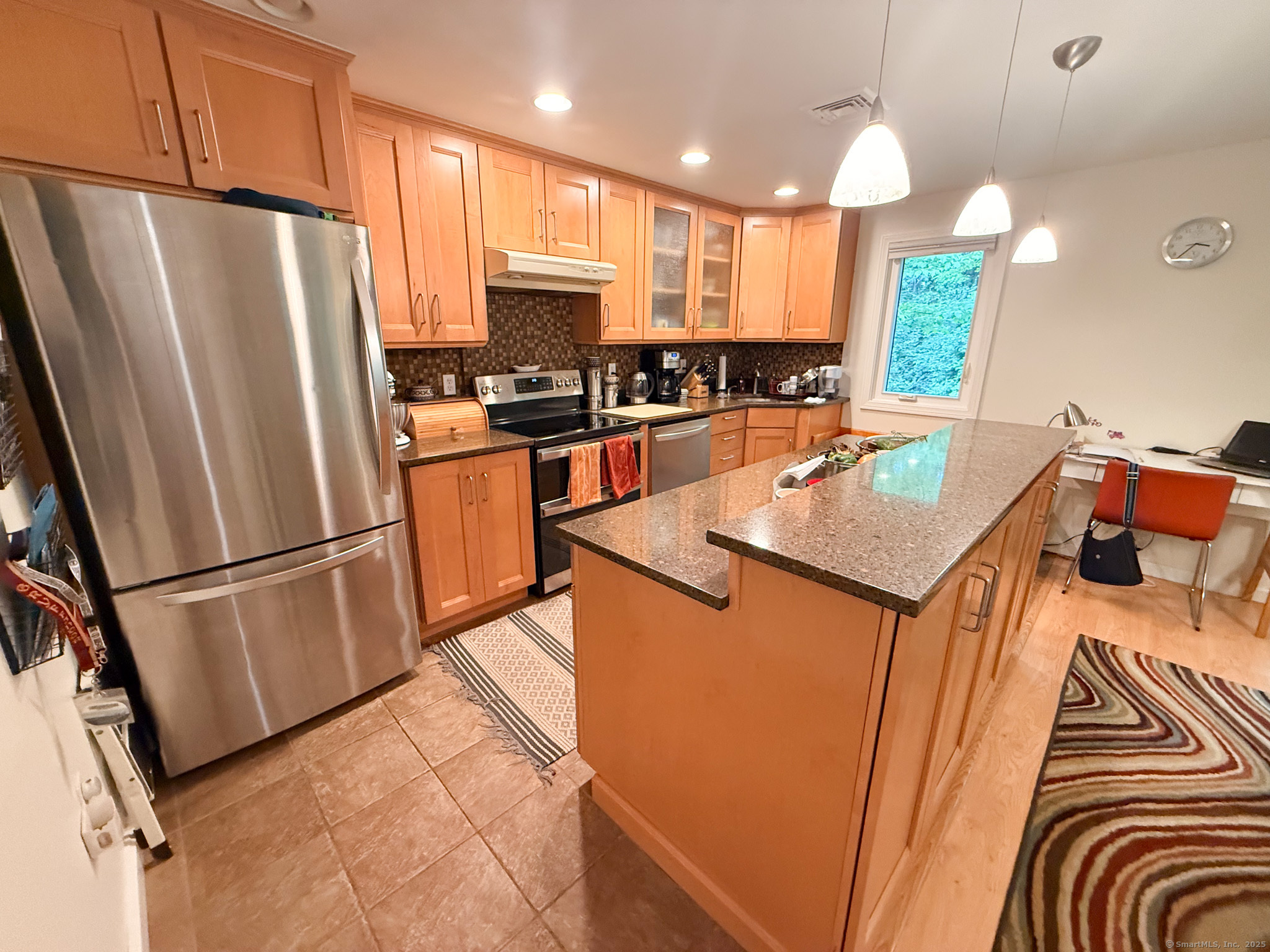 Farmington, Connecticut 06032, United States, 3 Bedrooms Bedrooms, ,2 BathroomsBathrooms,Residential,Active,193005