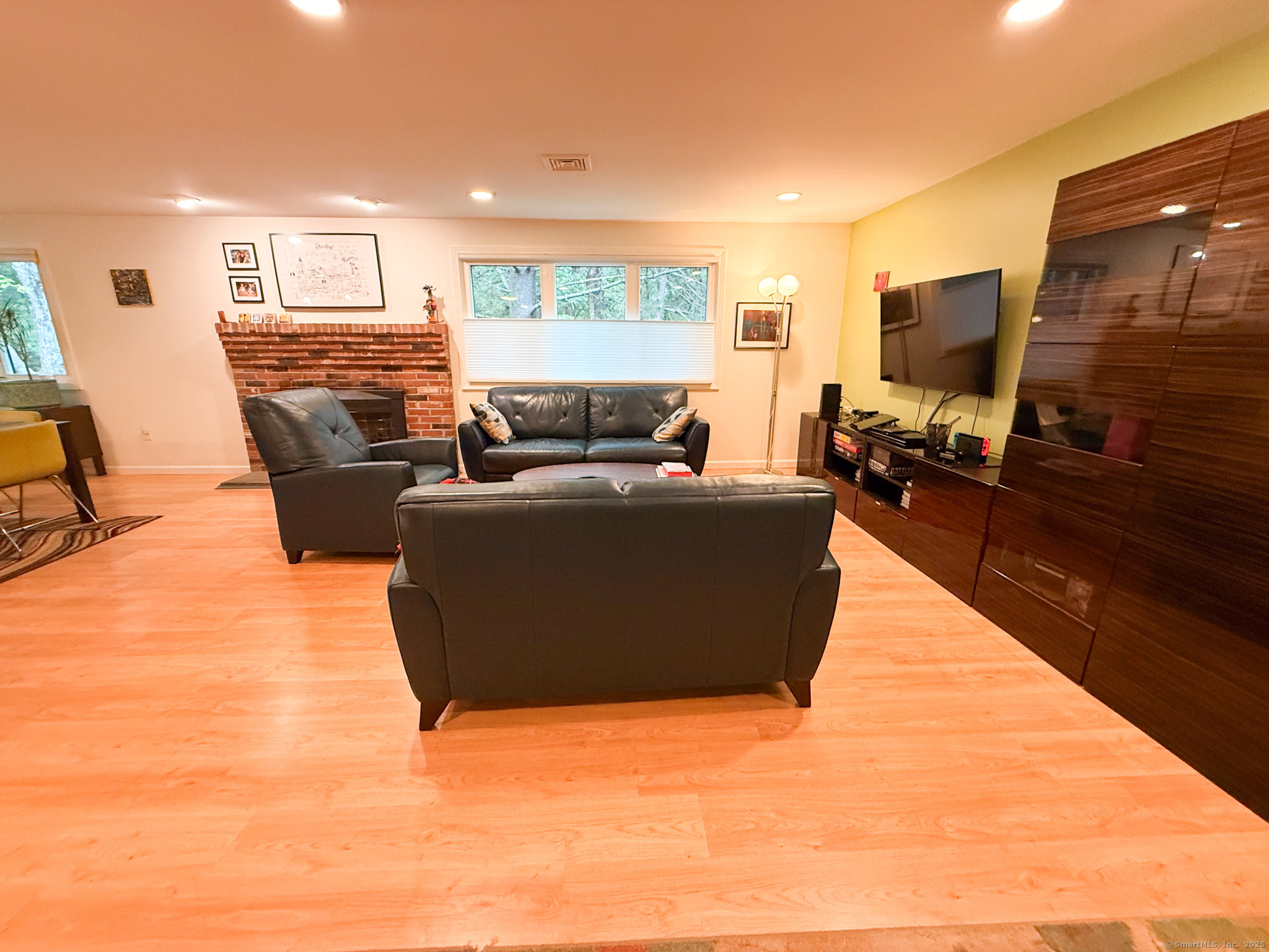 Farmington, Connecticut 06032, United States, 3 Bedrooms Bedrooms, ,2 BathroomsBathrooms,Residential,Active,193005