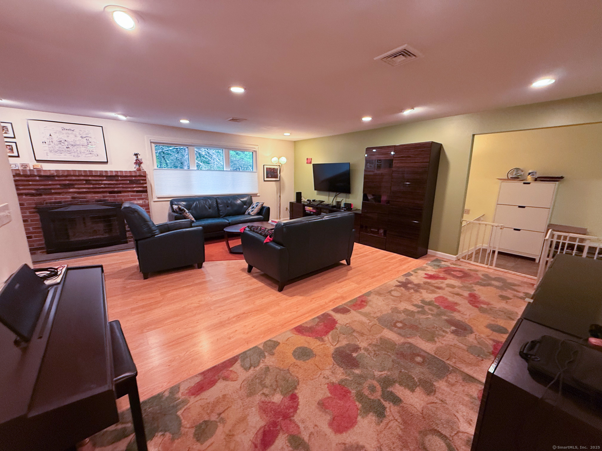 Farmington, Connecticut 06032, United States, 3 Bedrooms Bedrooms, ,2 BathroomsBathrooms,Residential,Active,193005