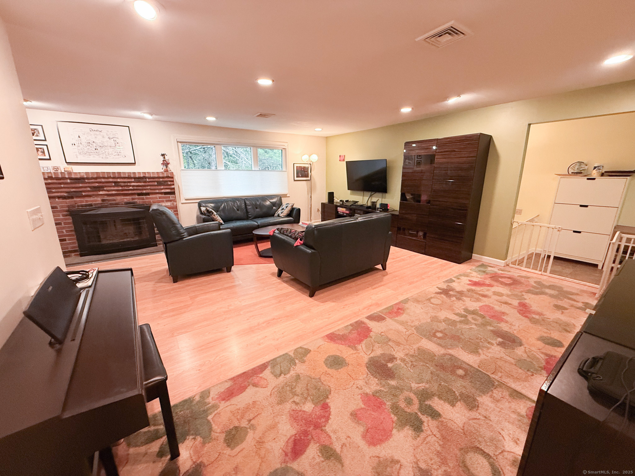 Farmington, Connecticut 06032, United States, 3 Bedrooms Bedrooms, ,2 BathroomsBathrooms,Residential,Active,193005