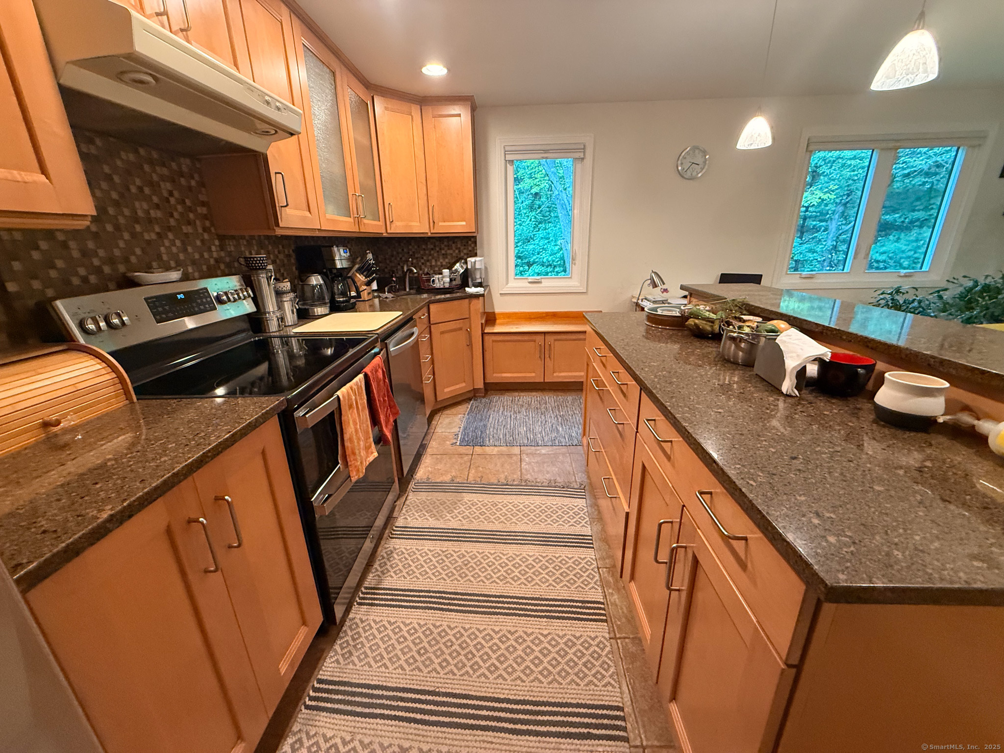 Farmington, Connecticut 06032, United States, 3 Bedrooms Bedrooms, ,2 BathroomsBathrooms,Residential,Active,193005