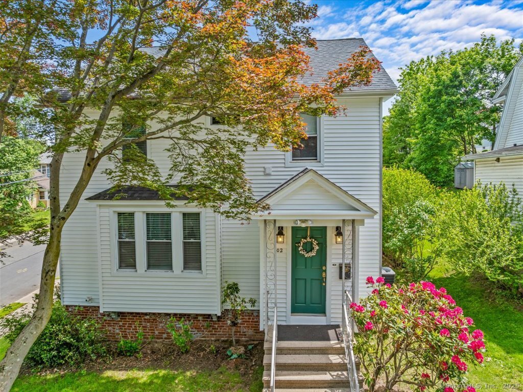 Columbus Avenue, Meriden, Connecticut - 3 Bedrooms  
2 Bathrooms  
7 Rooms - 