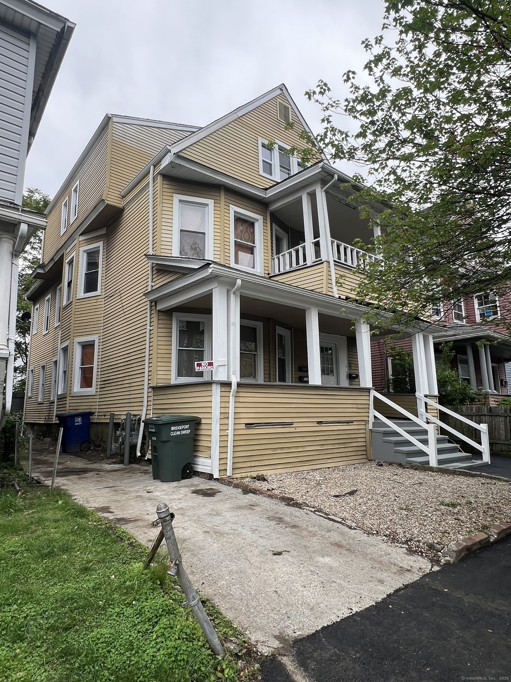 Rental Property at Howard Avenue 3, Bridgeport, Connecticut - Bedrooms: 3 
Bathrooms: 1 
Rooms: 5  - $2,200 MO.
