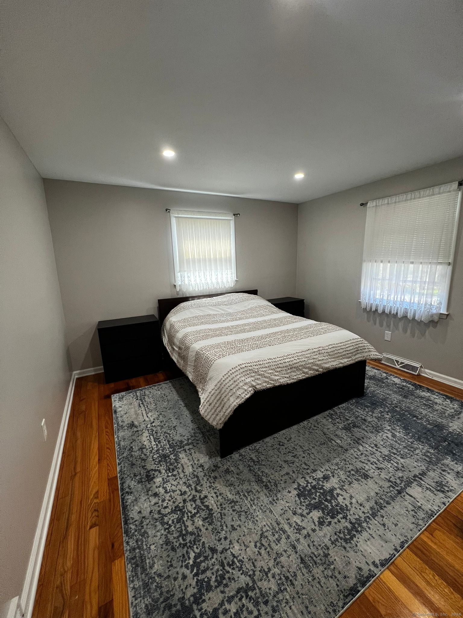 28 Meadowbrook Road, West Haven, Connecticut - 3 Bedrooms  
2 Bathrooms  
8 Rooms - 