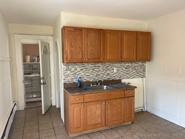 Wood Street 3, Waterbury, Connecticut - 3 Bedrooms  
1 Bathrooms  
5 Rooms - 