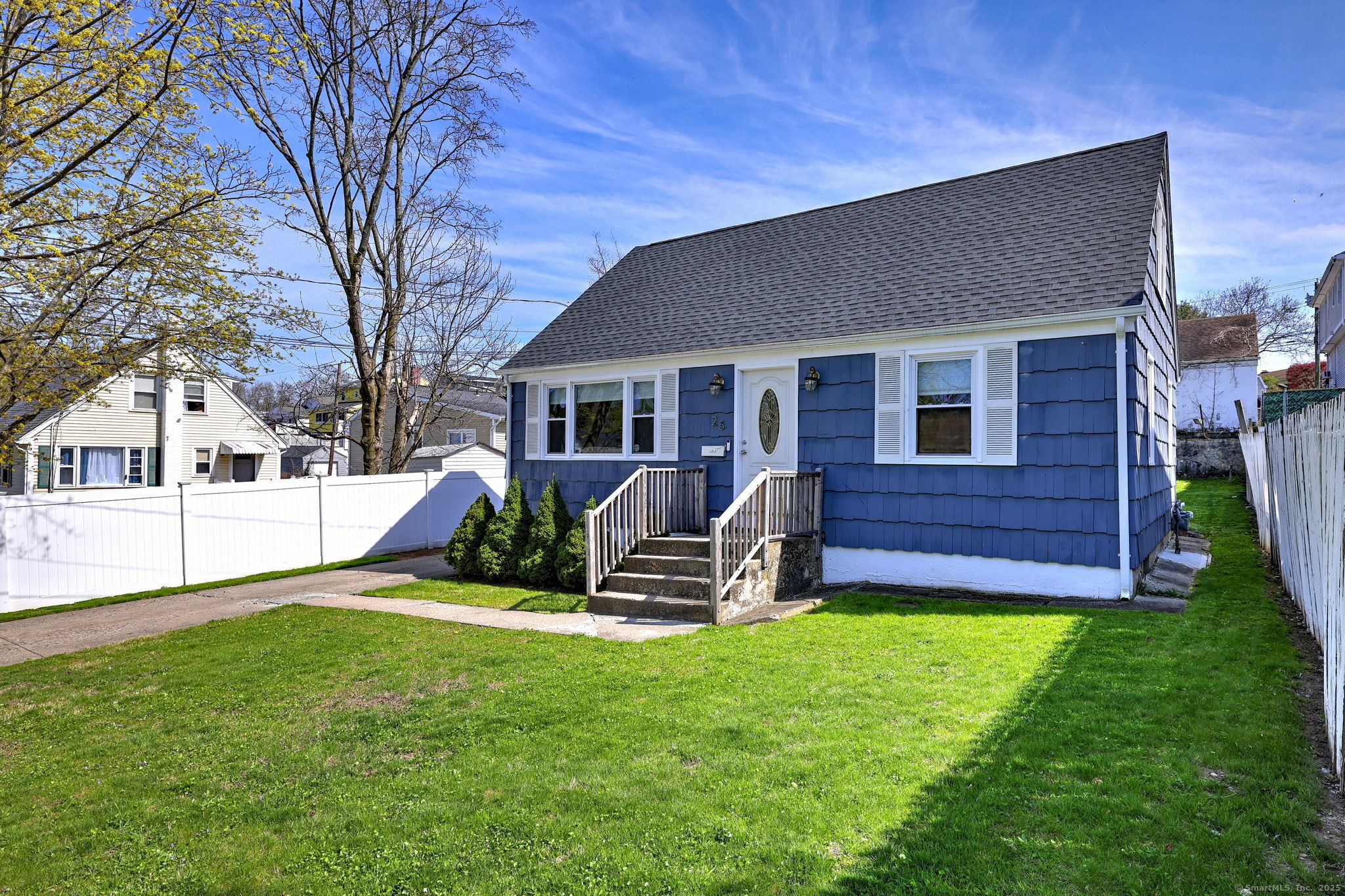 Broadway, Bridgeport, Connecticut - 4 Bedrooms  
2 Bathrooms  
6 Rooms - 