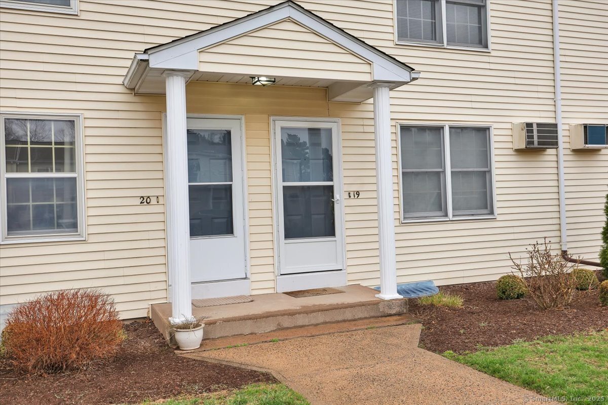 N Main Street 19, Manchester, Connecticut - 2 Bedrooms  
2 Bathrooms  
4 Rooms - 
