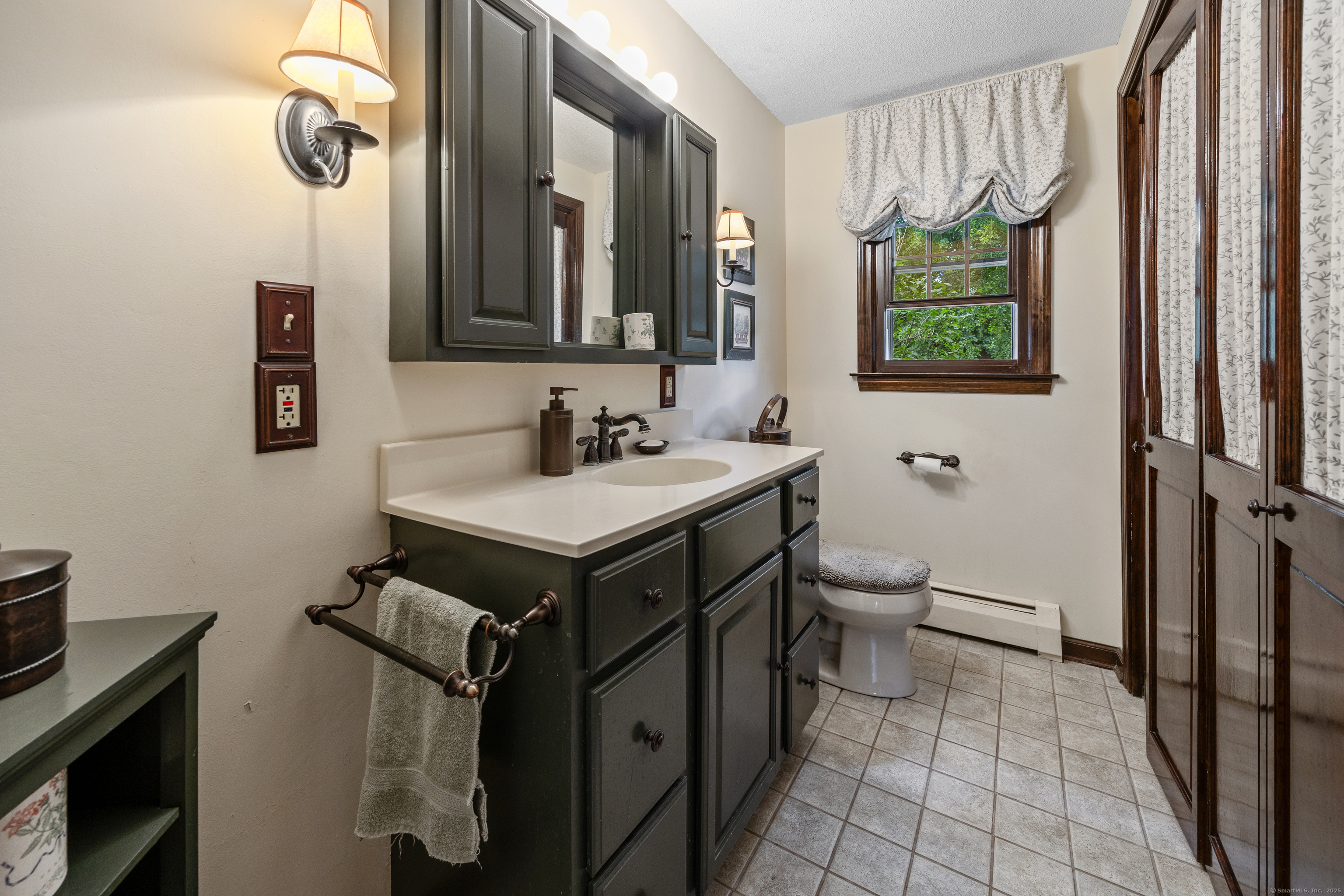 Southington, Connecticut 06489, United States, 3 Bedrooms Bedrooms, ,2 BathroomsBathrooms,Residential,Active,177802