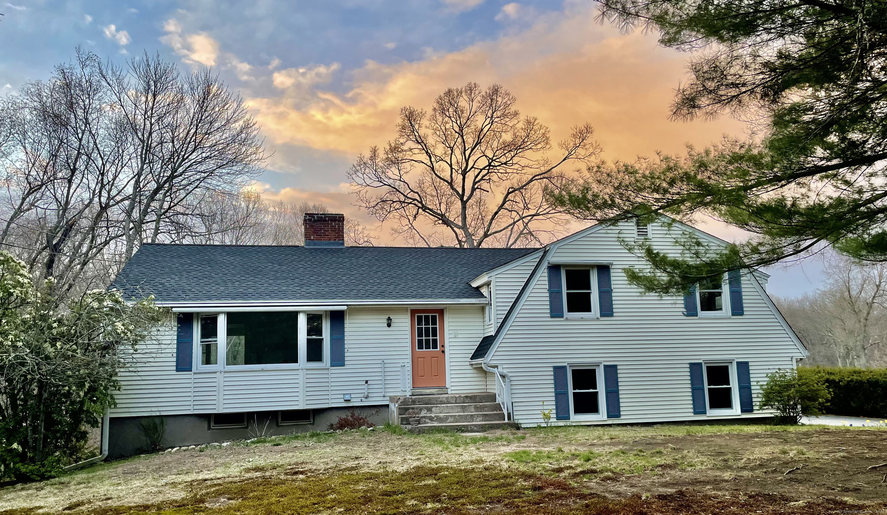 Chestnut Hill Road, Glastonbury, Connecticut - 3 Bedrooms  
3 Bathrooms  
7 Rooms - 