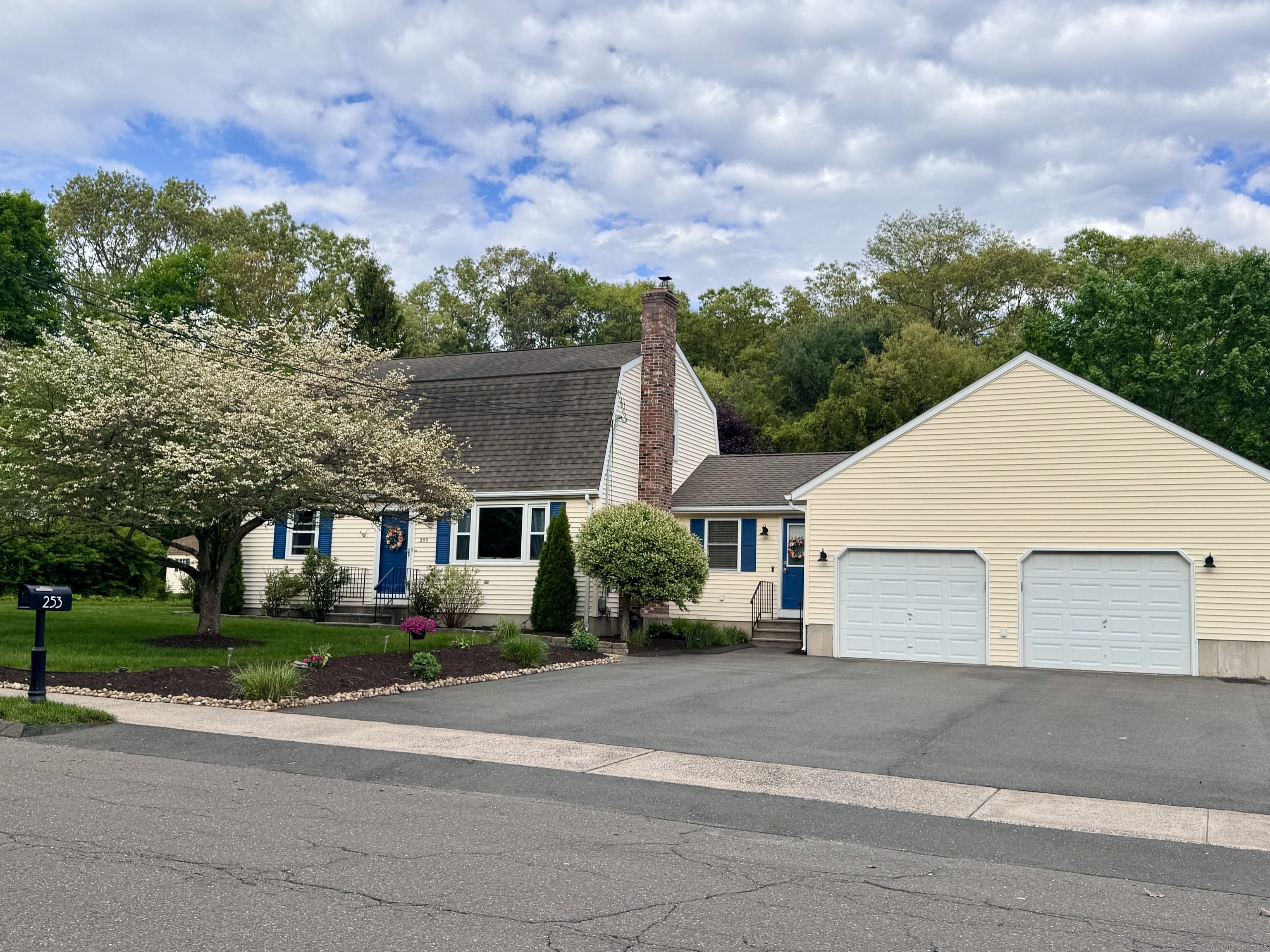 Sperry Road, Bristol, Connecticut - 3 Bedrooms  
2 Bathrooms  
7 Rooms - 