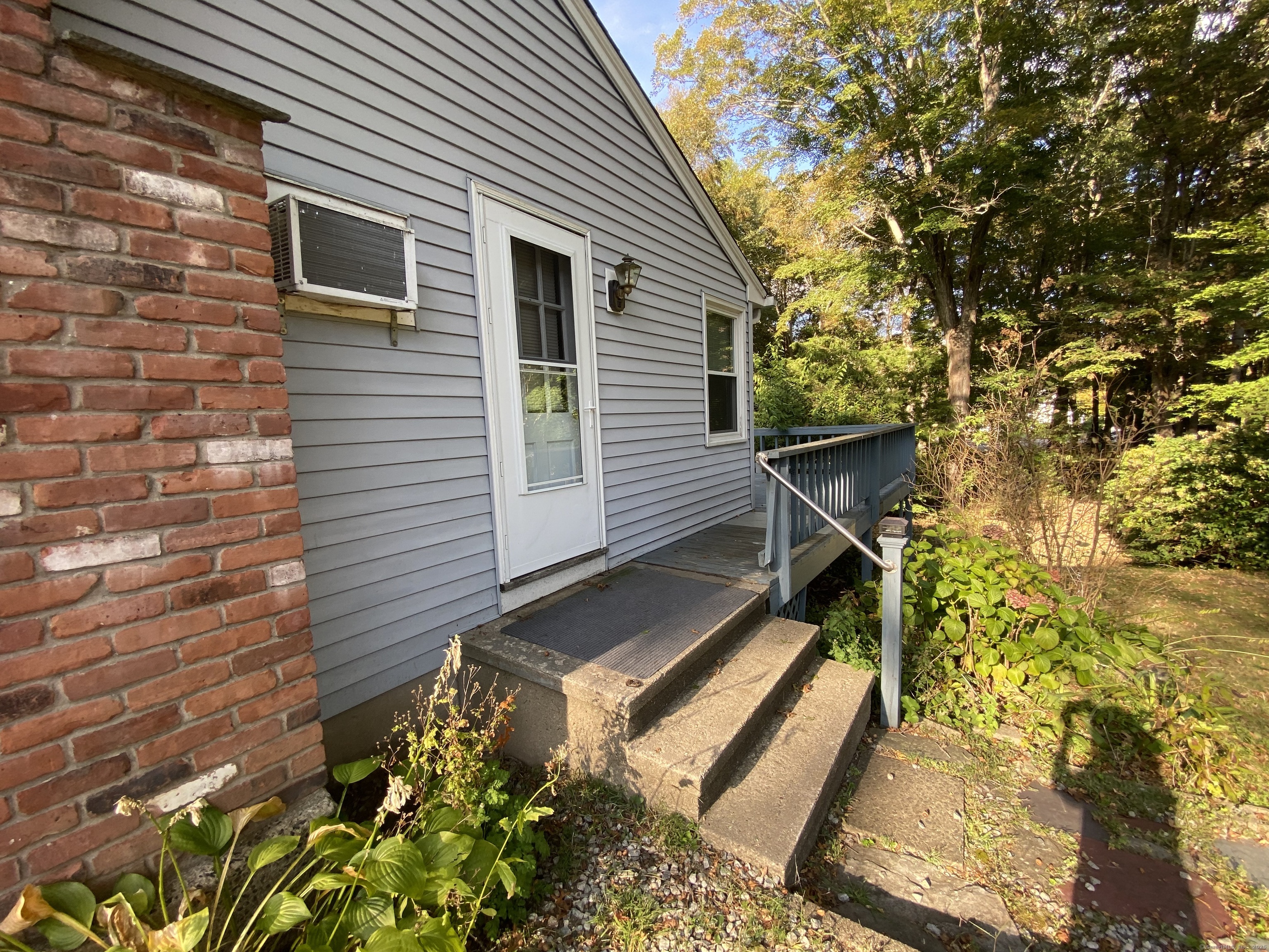 Deep River, Connecticut 06417, United States, 2 Bedrooms Bedrooms, ,1 BathroomBathrooms,Residential,Pending,216306