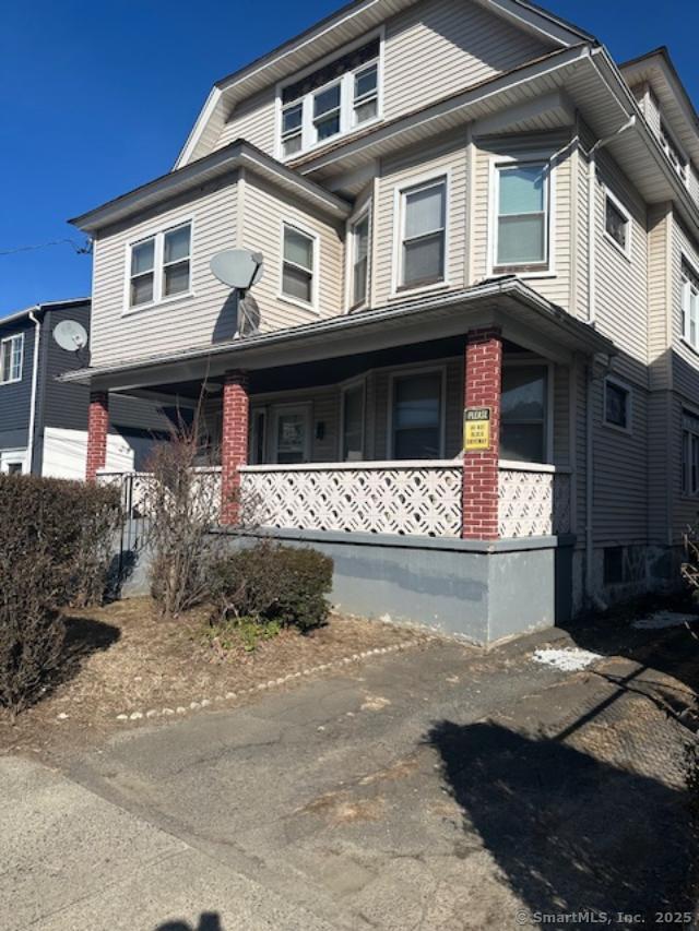 E Main Street, Bridgeport, Connecticut - 6 Bedrooms  
3 Bathrooms  
15 Rooms - 