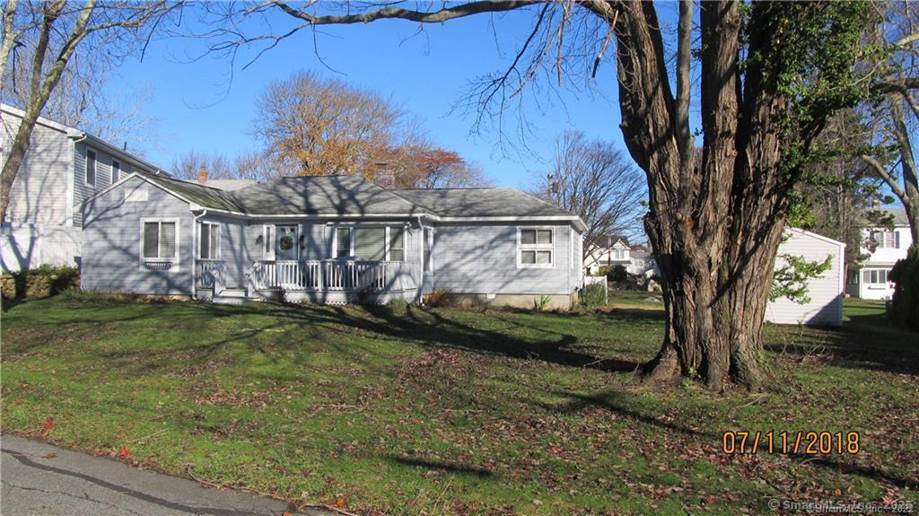 Bond Street, East Lyme, Connecticut - 3 Bedrooms  
2 Bathrooms  
6 Rooms - 