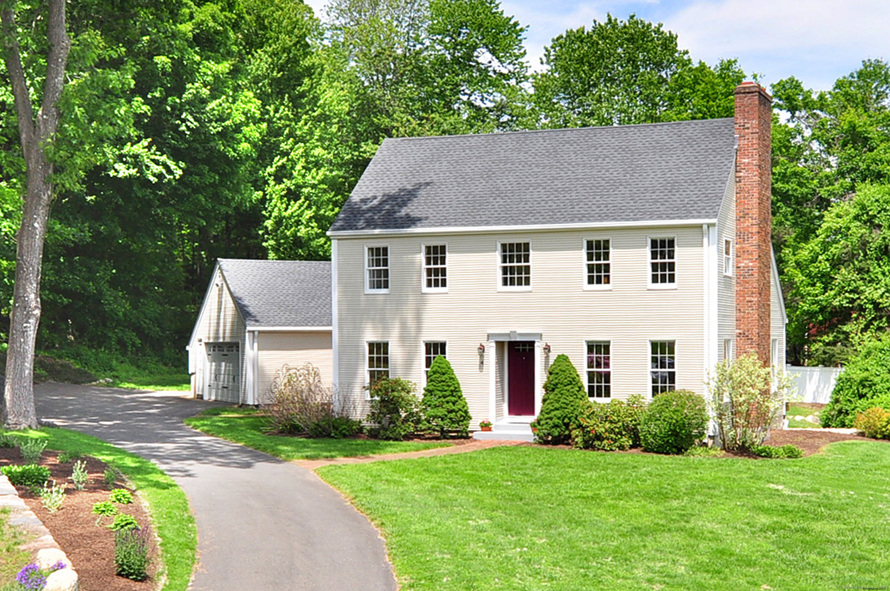 Farmview Circle, Granby, Connecticut - 4 Bedrooms  
3 Bathrooms  
8 Rooms - 