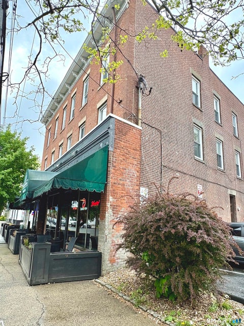 Multifamily For Rent - 860 State Street #2-B<br/> New Haven, CT 06511